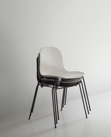 Form Chair stapelbarer Stuhl mit schwarzen Beinen, 2er-Pack, Grau - undefined - Normann Copenhagen