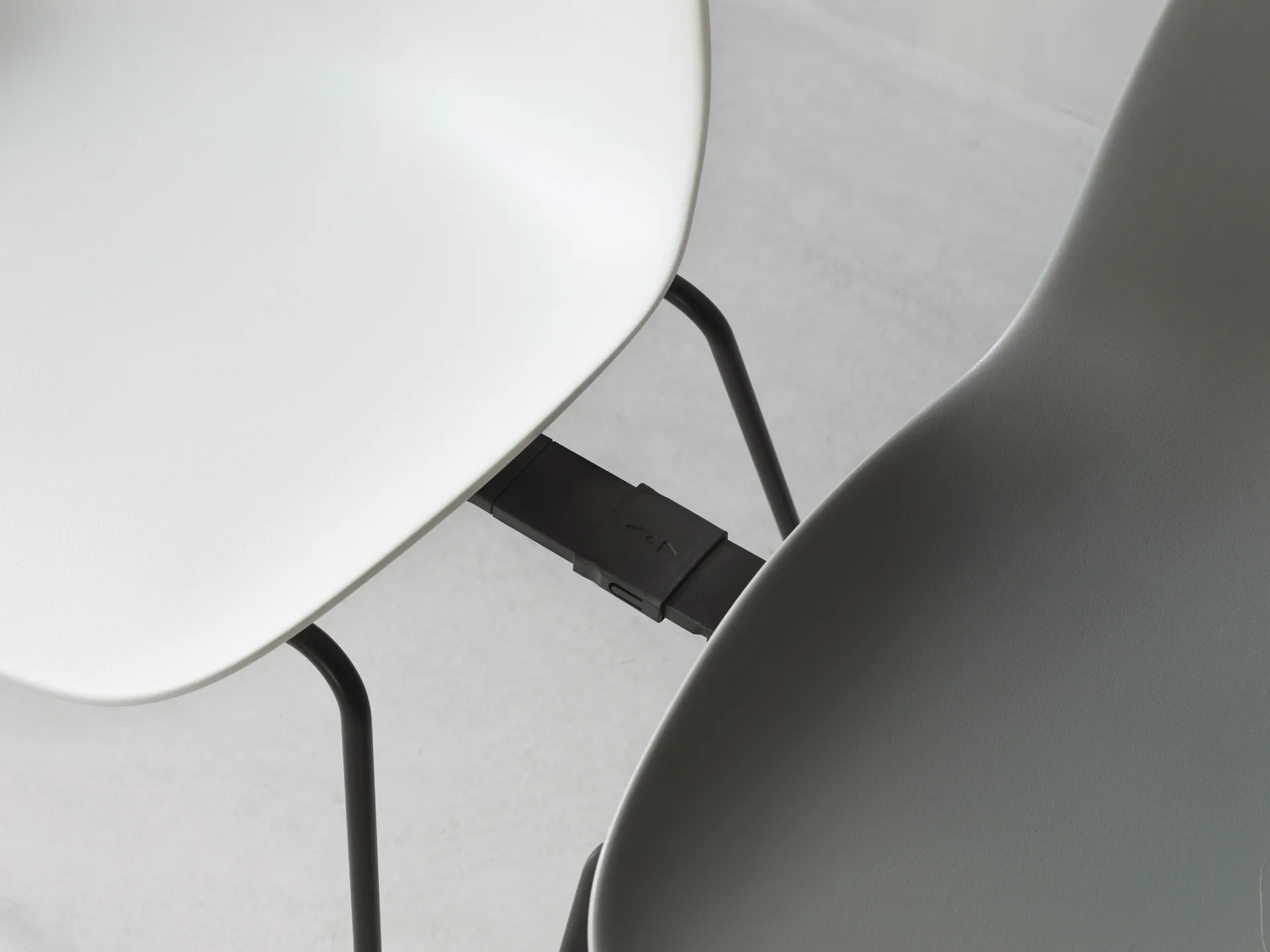 Form Chair stapelbarer Stuhl mit schwarzen Beinen, 2er-Pack, Grau Normann Copenhagen