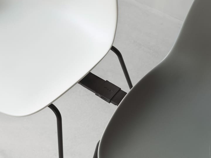 Form Chair stapelbarer Stuhl mit schwarzen Beinen, 2er-Pack, Grau - undefined - Normann Copenhagen