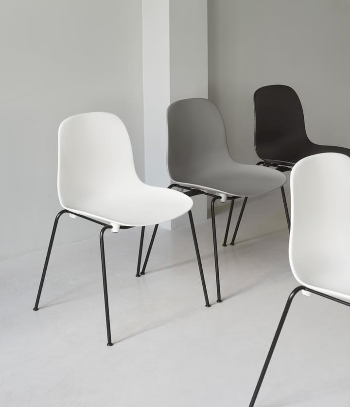 Form Chair stapelbarer Stuhl mit schwarzen Beinen, 2er-Pack, Grau Normann Copenhagen