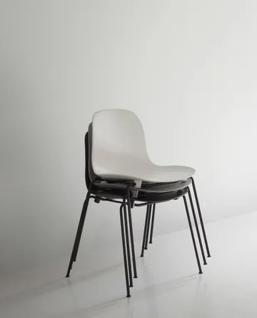 Form Chair stapelbarer Stuhl mit schwarzen Beinen, 2er-Pack, Schwarz - Normann Copenhagen