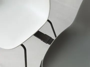 Form Chair stapelbarer Stuhl mit schwarzen Beinen, 2er-Pack, Weiß - Normann Copenhagen