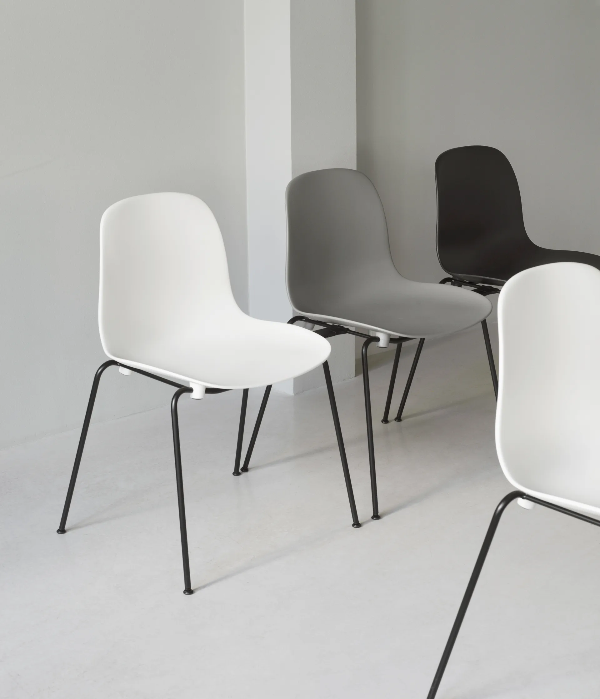 Form Chair stapelbarer Stuhl mit schwarzen Beinen, 2er-Pack, Weiß,  Normann Copenhagen