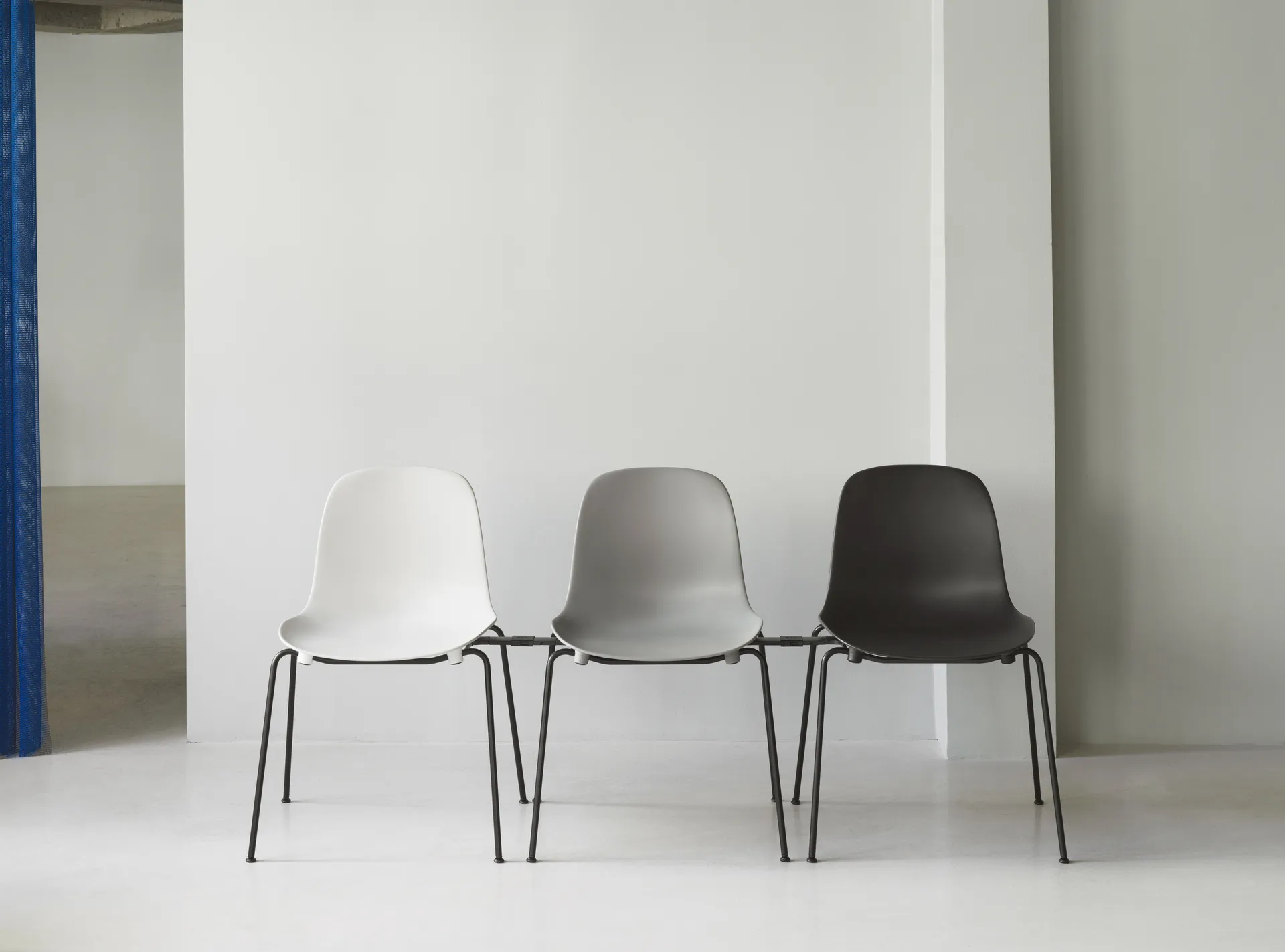 Form Chair stapelbarer Stuhl mit schwarzen Beinen, 2er-Pack, Weiß Normann Copenhagen