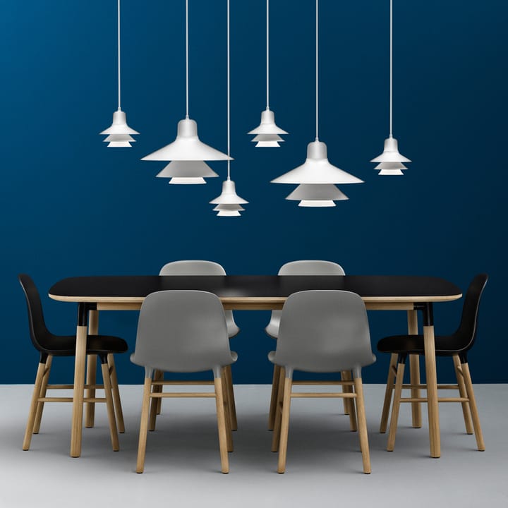 Form Stuhl, Red, Schwarze Beine Normann Copenhagen