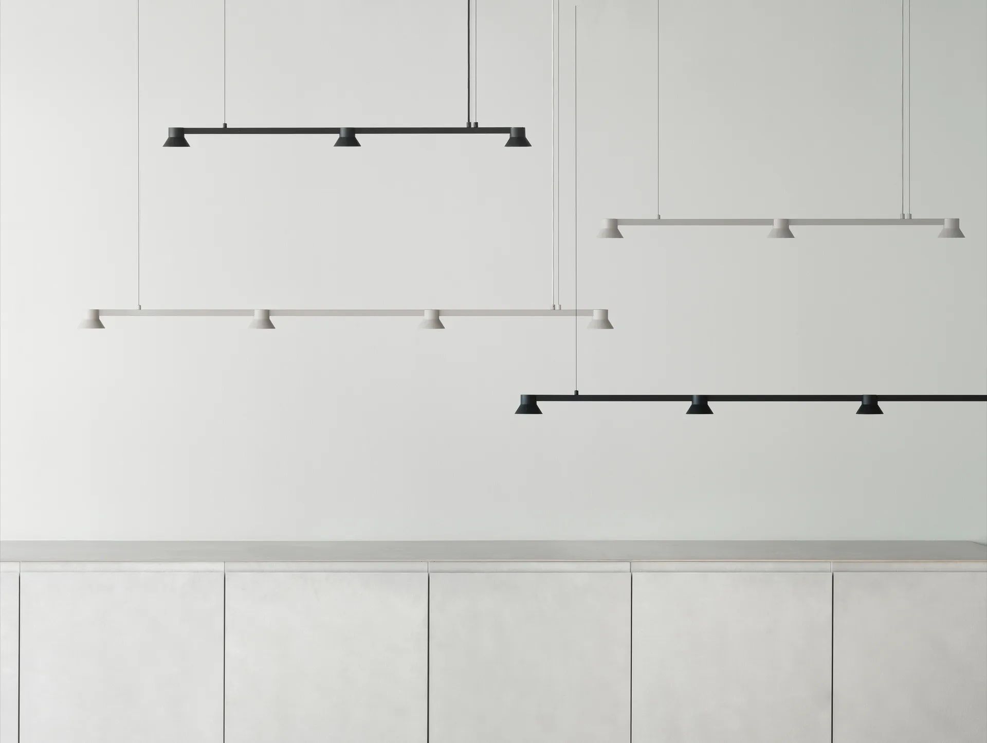 Hat Pendelleuchte linear klein, Black Normann Copenhagen