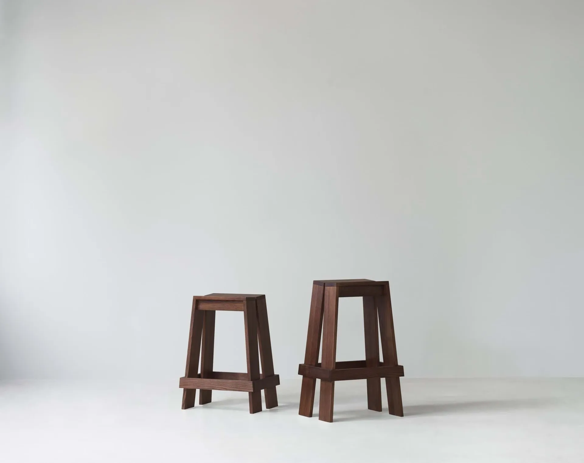 Let Barhocker 65 cm, Brown Stained Ash Normann Copenhagen
