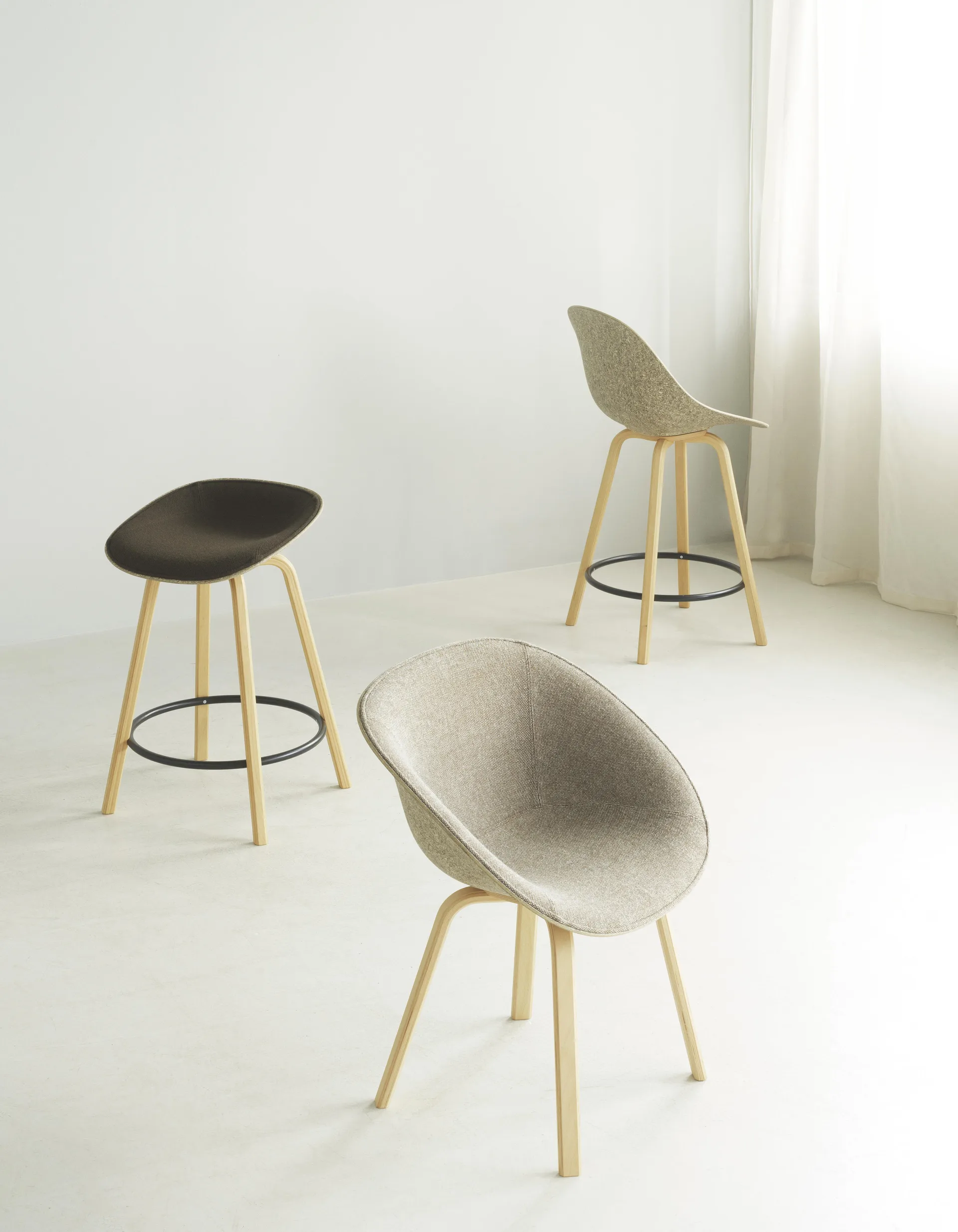 Mat Barstool Barhocker frontbezogen 65 cm, Ultra 41599-seaweed-beech-black steel Normann Copenhagen