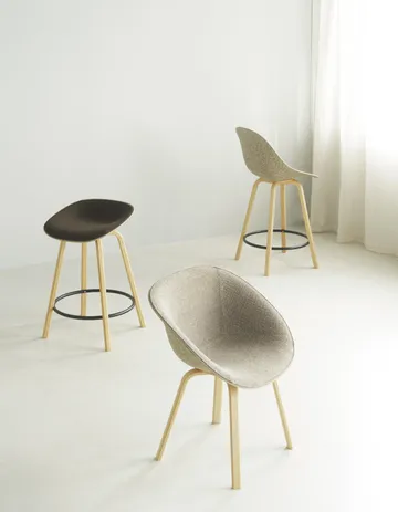Mat Barstool Barhocker mit Vorderpolsterung, 65 cm - Ultra 41599-seaweed-beech-black steel - Normann Copenhagen