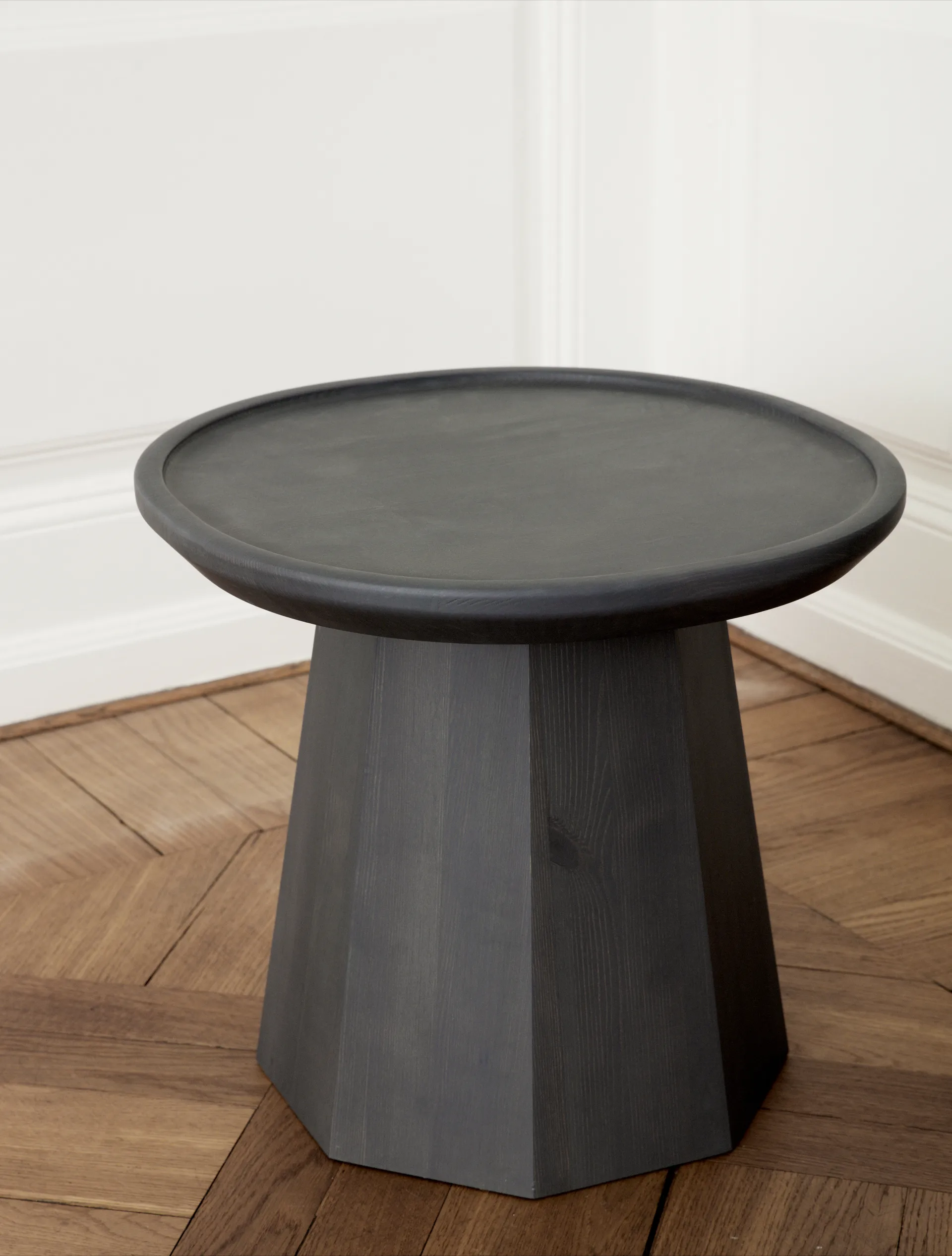 Pine table small Beistelltisch Ø45cm H:40,6cm, Dark Grey Normann Copenhagen