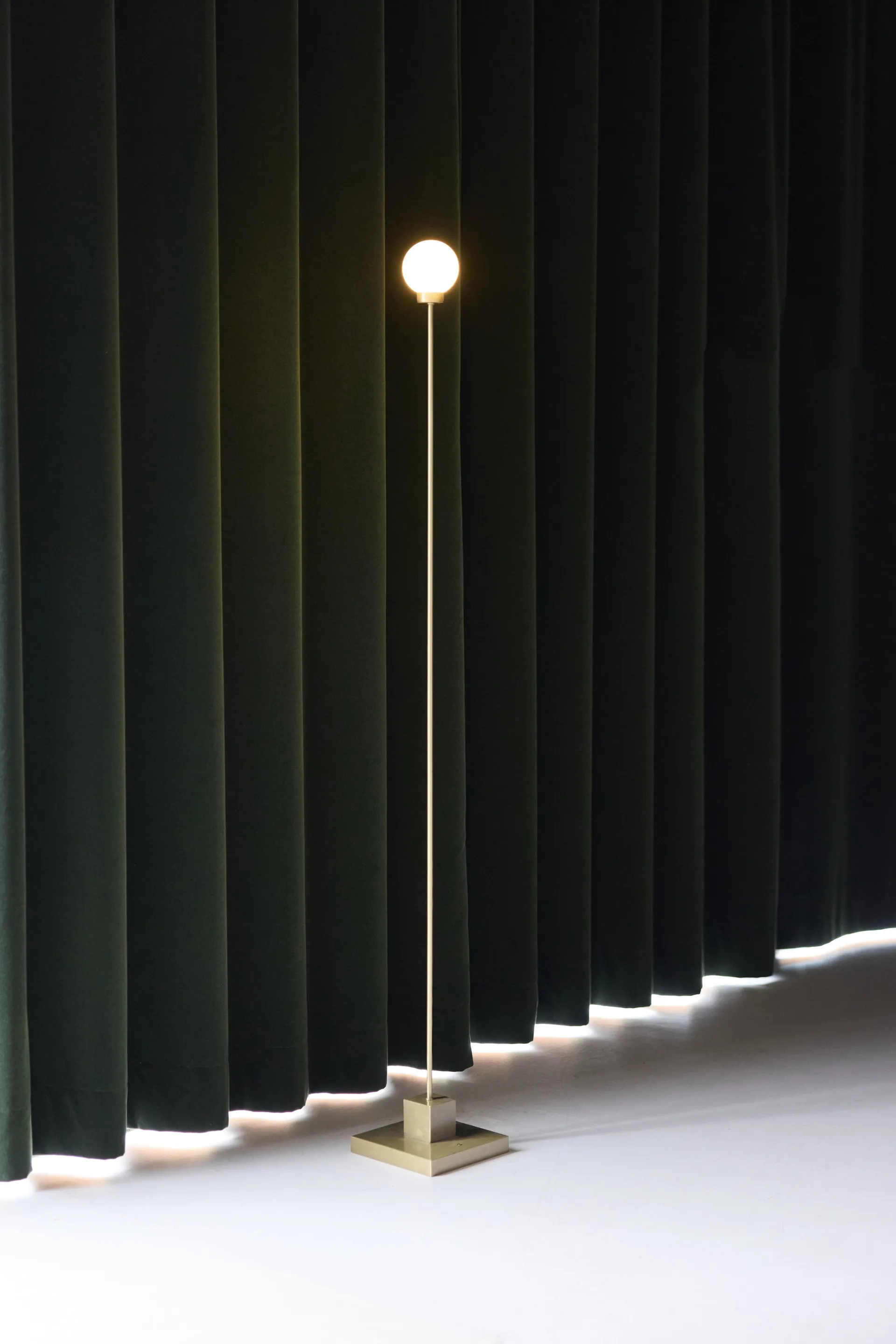 Snowball tragbare Stehleuchte 122 cm, Messing Northern