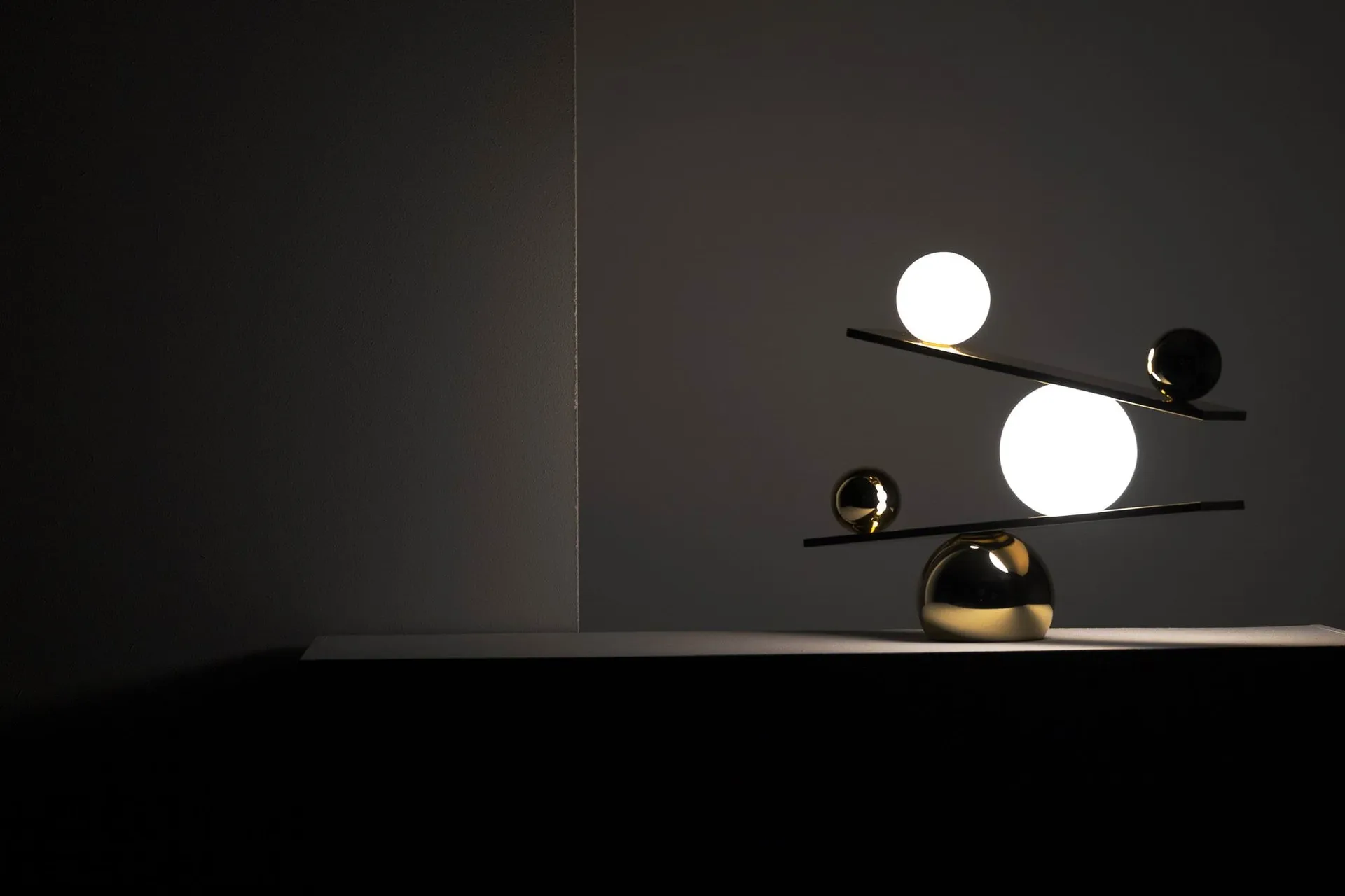 Balance Tischleuchte, Messing, v2 Oblure