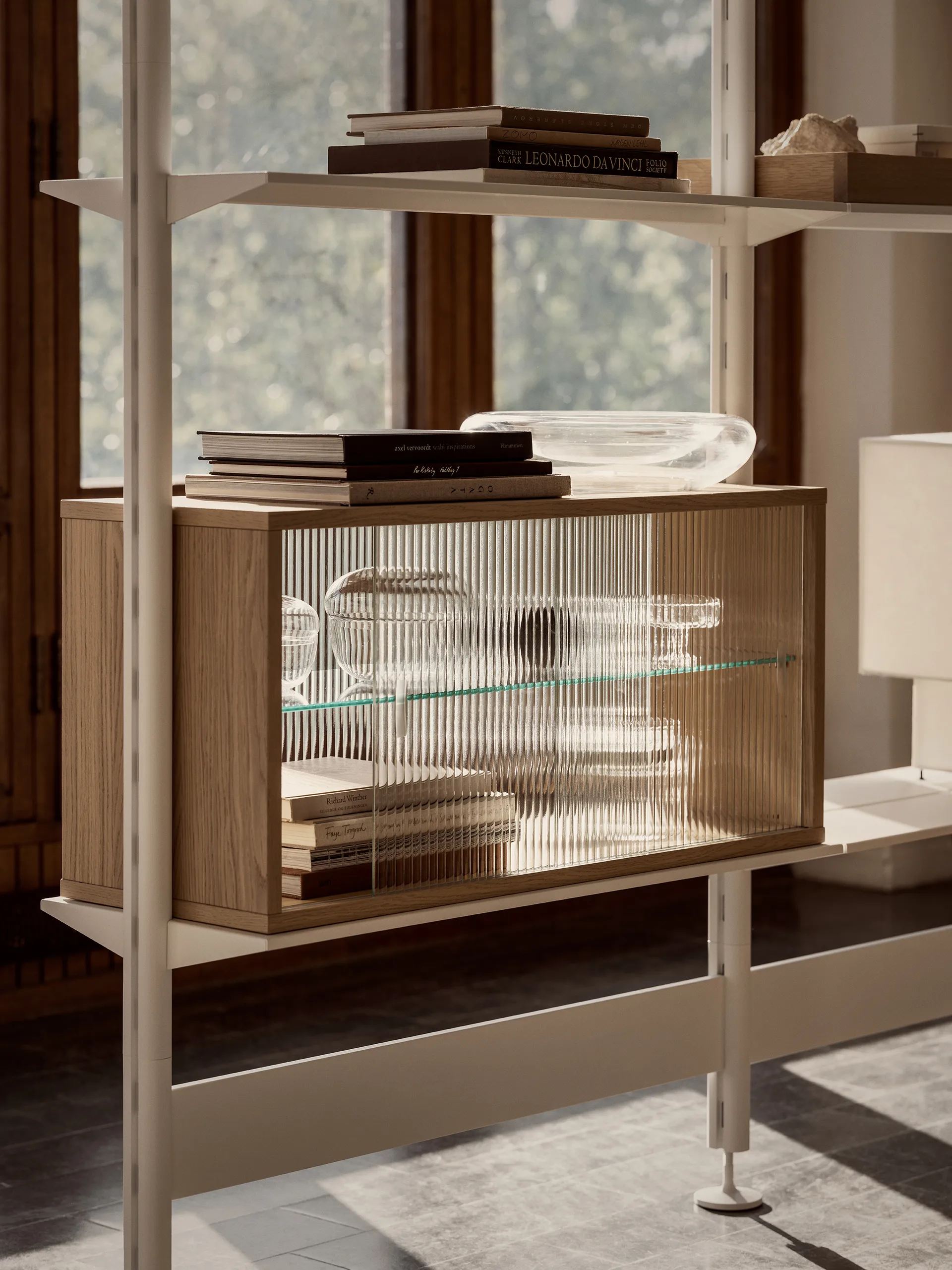 Pira Vitrinenschrank, Gebeizte Eiche-geriffeltes Glas, 90x31 cm, Glasrücken Pira