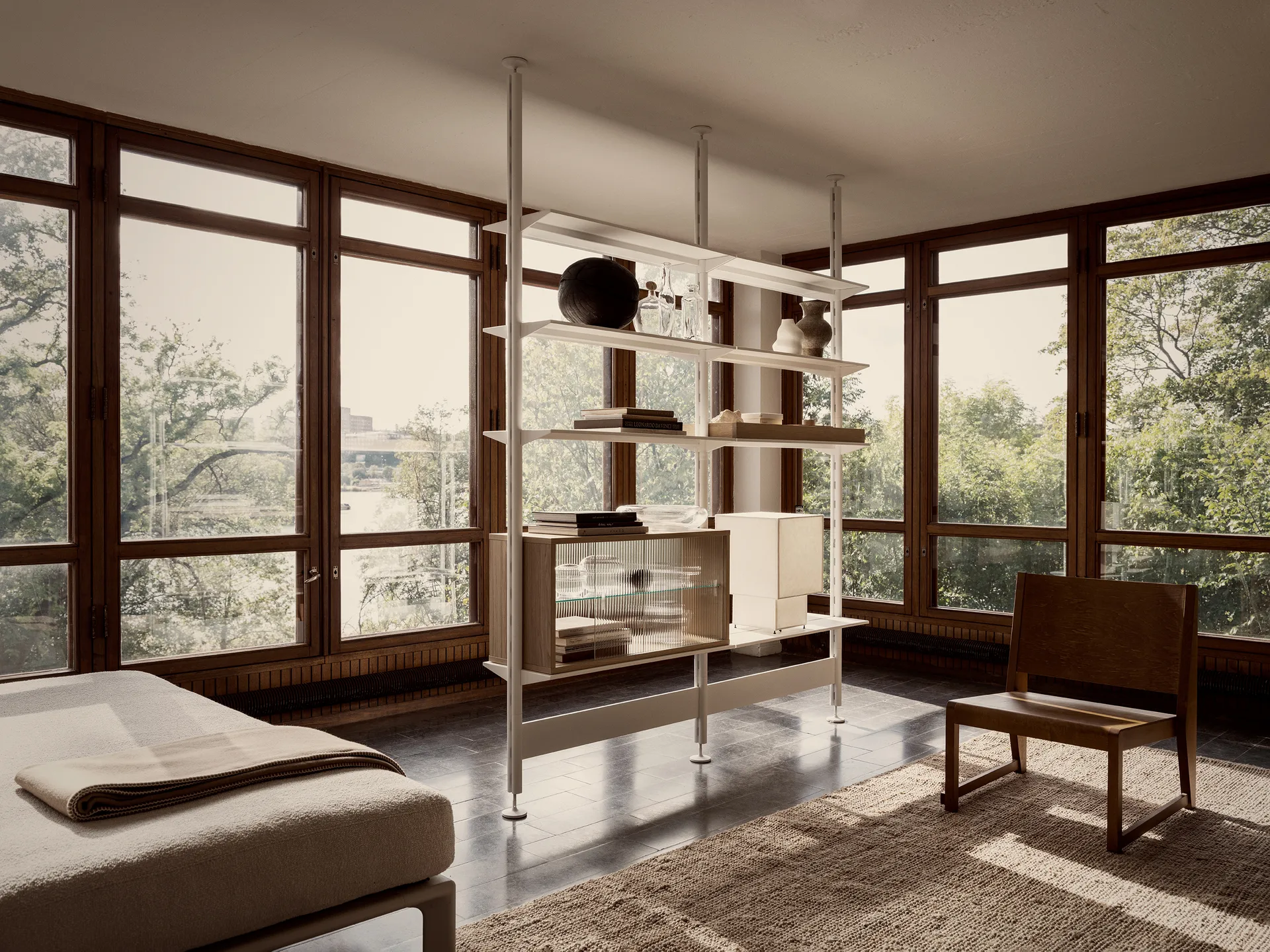 Pira Vitrinenschrank, Gebleichte Eiche-geriffeltes Glas, 70x31 cm, Glasrückwand Pira