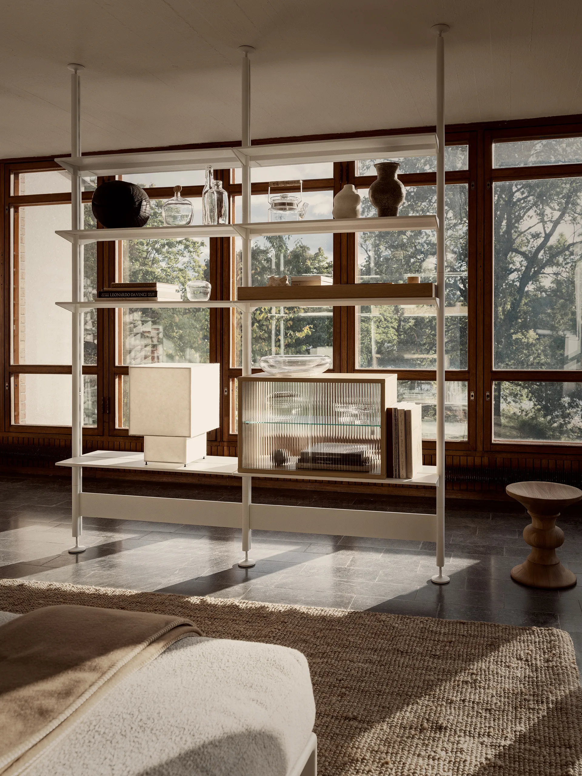 Pira Vitrinenschrank, Geweißte Eiche-geriffeltes Glas, 70x31 cm, 4‑türig Pira