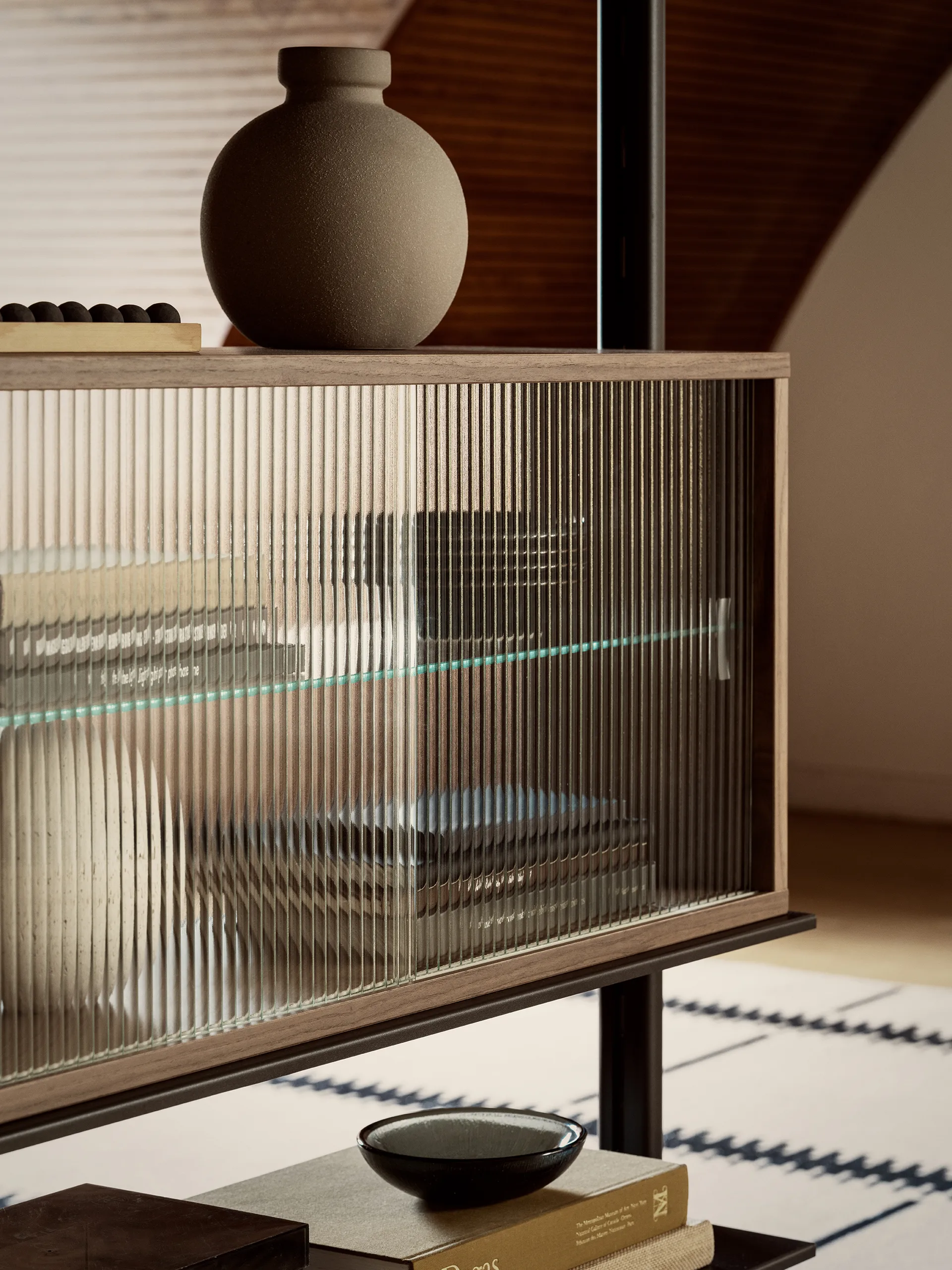 Pira Vitrinenschrank, Walnuss-geriffeltes Glas, 90x31 cm, 4-türig Pira