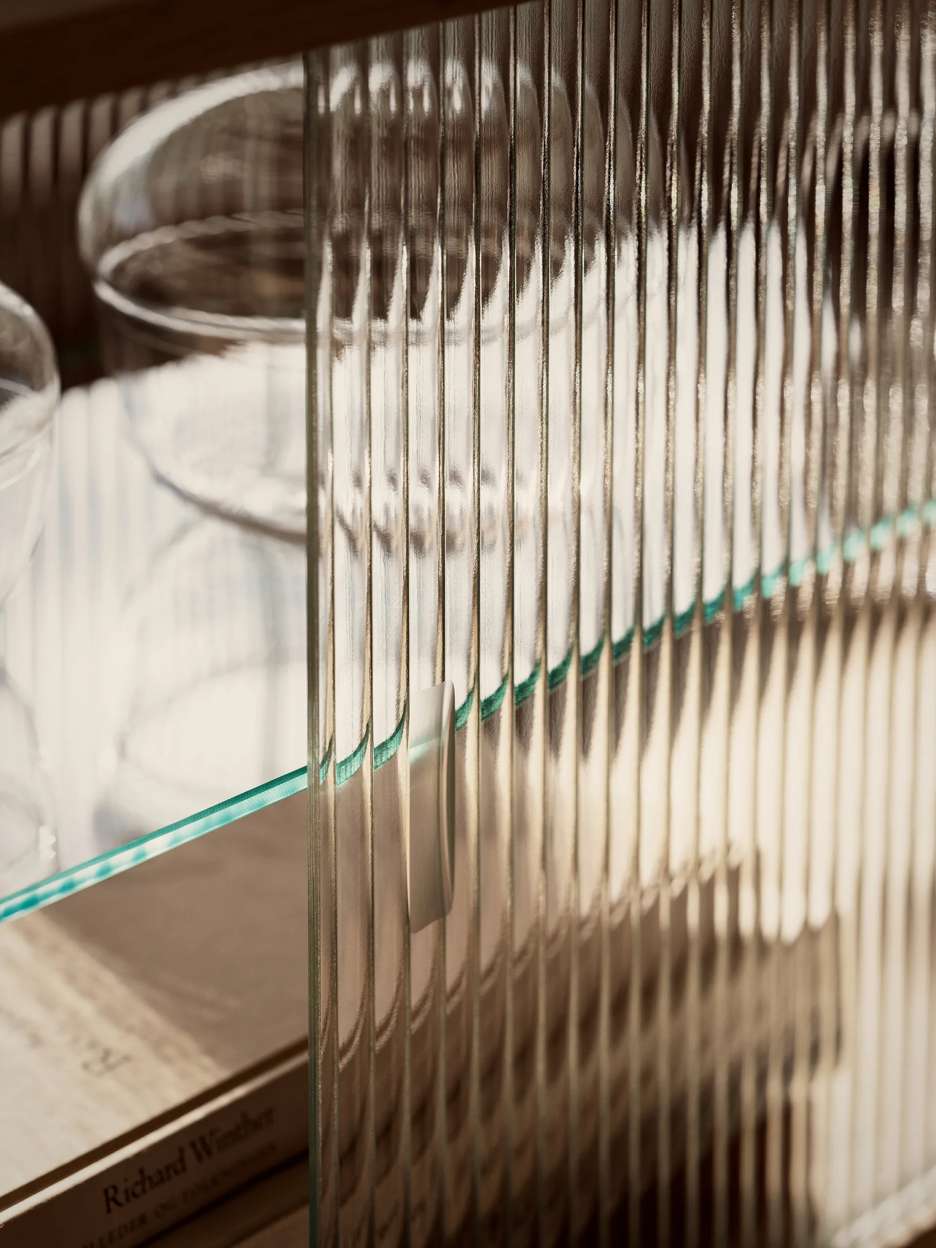 Pira Vitrinenschrank, Walnuss-geriffeltes Glas, 90x31 cm, Glasrückseite Pira