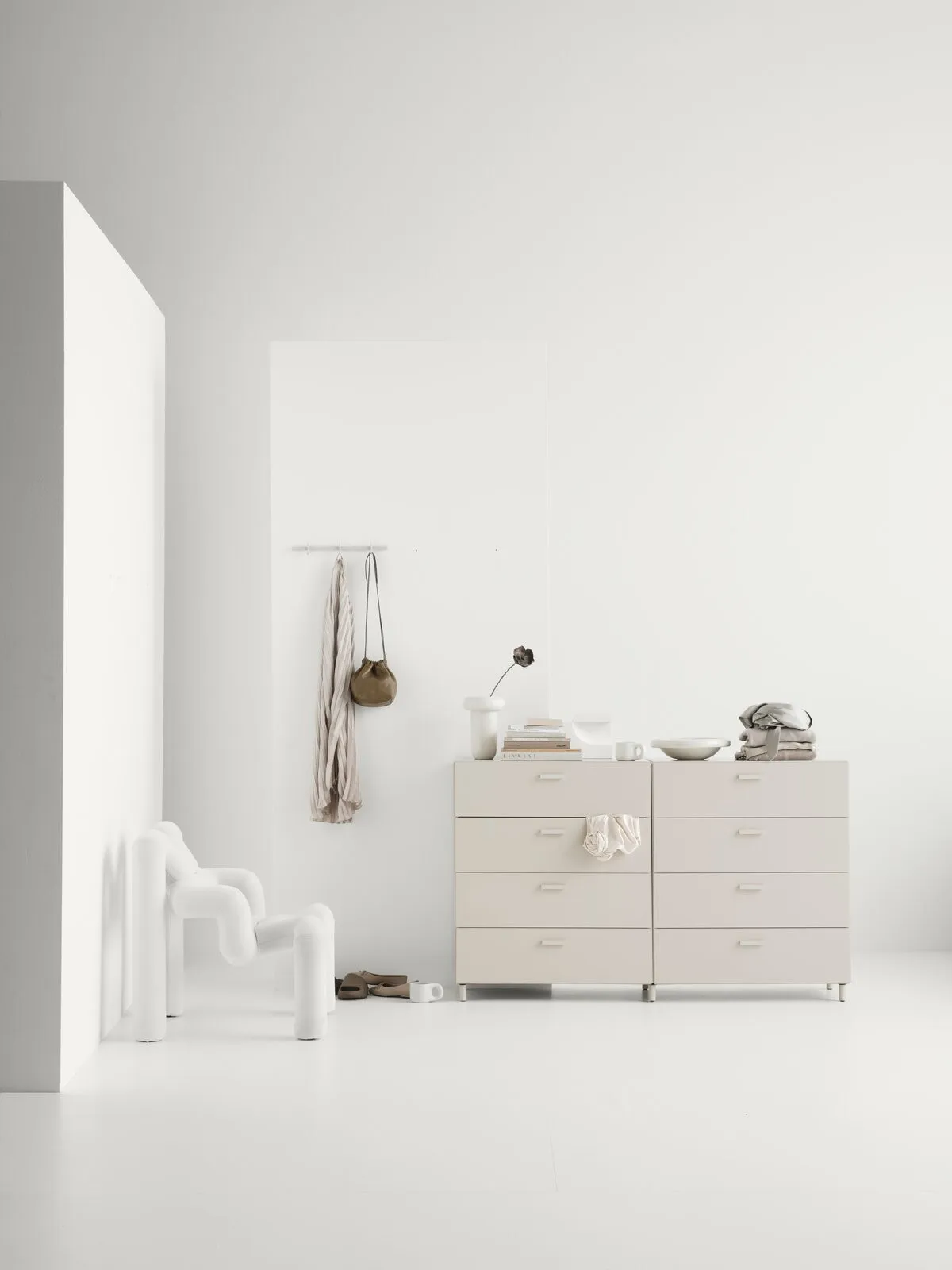 Relief Kommode breit mit Beinen 82x92,2 cm Beige,  Relief