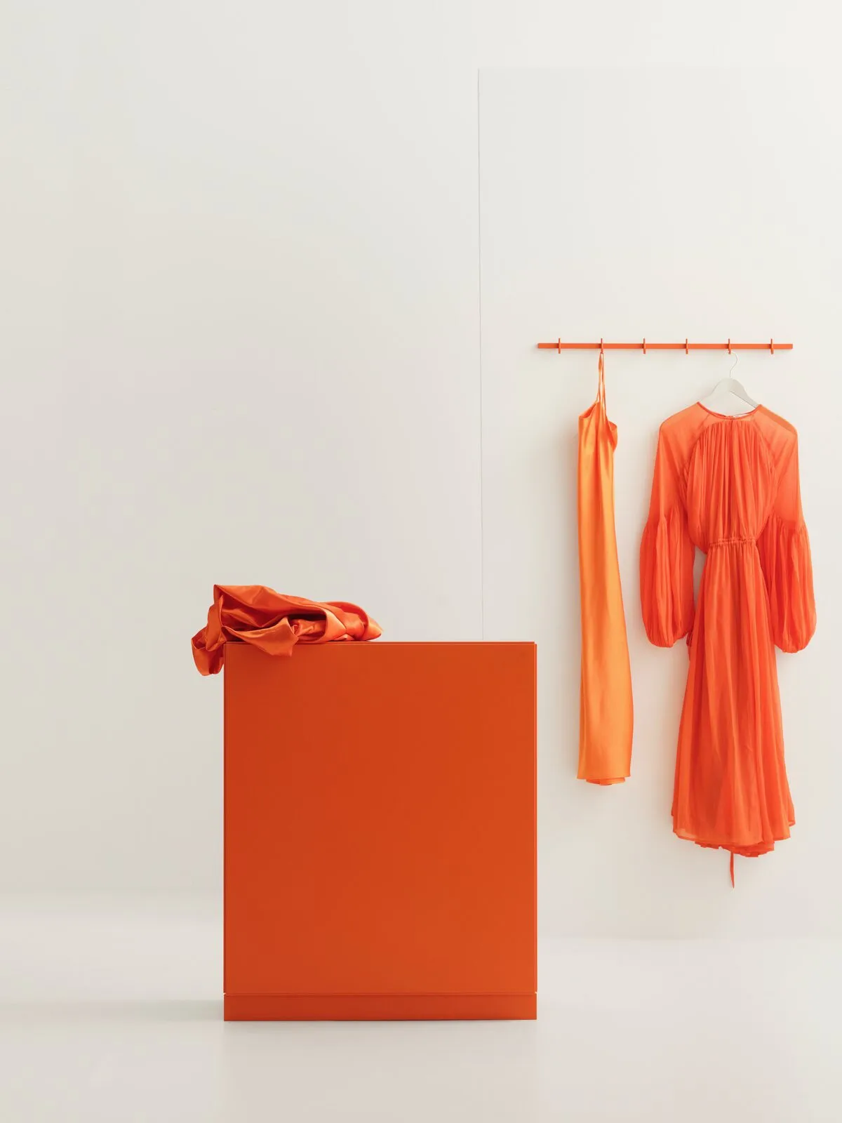 Relief Kommode hoch mit Beinen 41x115 cm Orange,  Relief