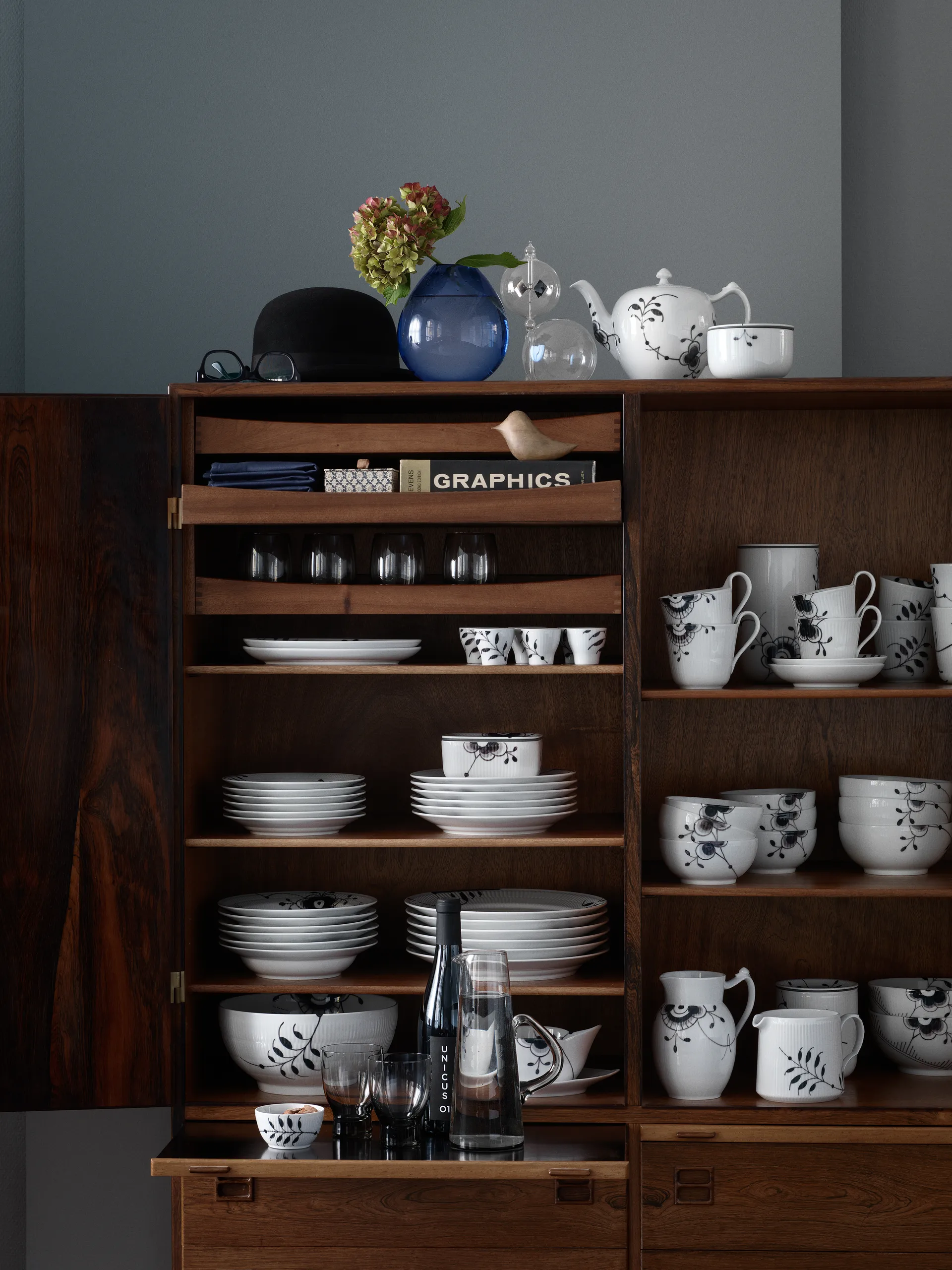 Black Fluted Mega schwarz Teller 2, Ø 27cm Royal Copenhagen