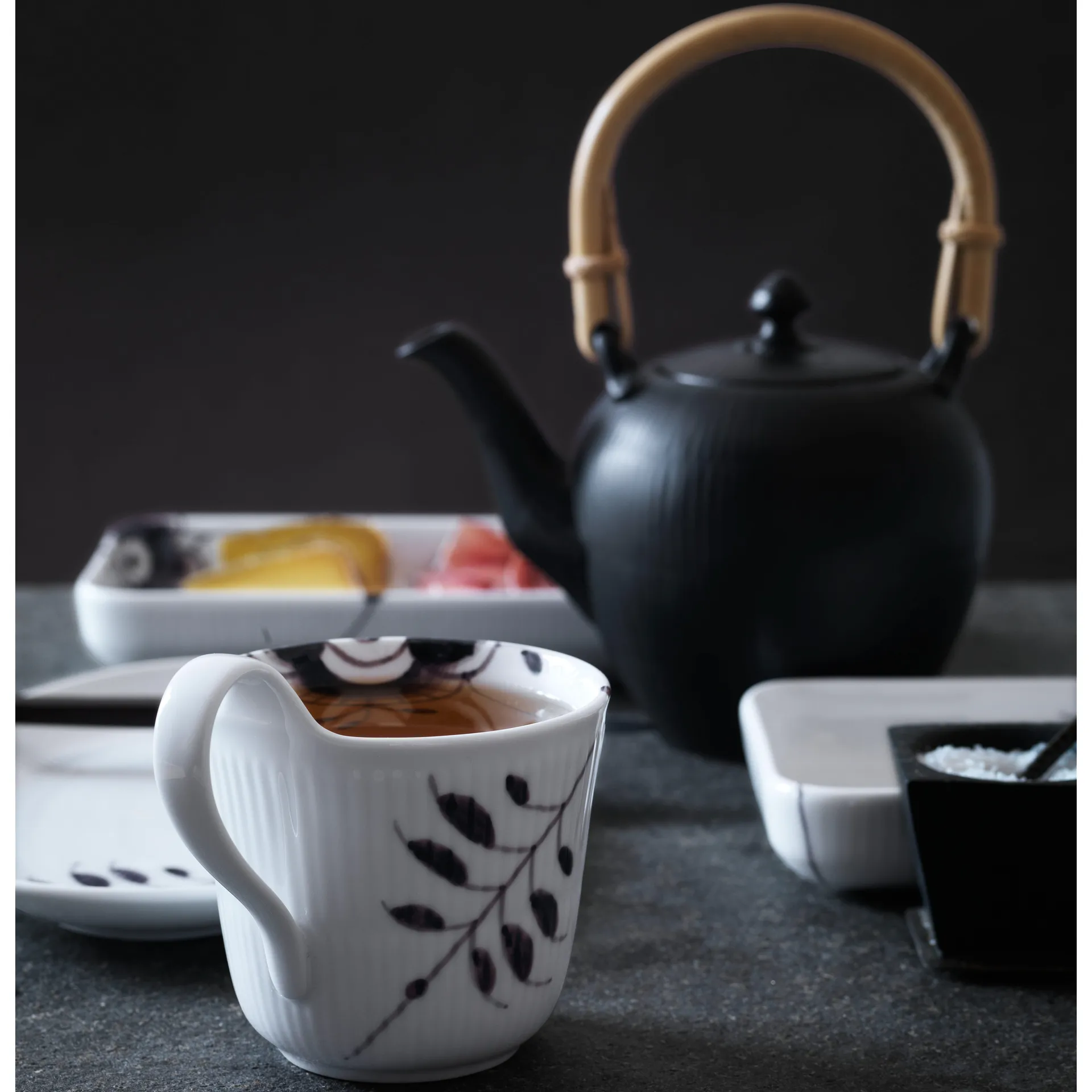 Black Fluted Mega Tasse mit hohem Henkel, 33cl Royal Copenhagen