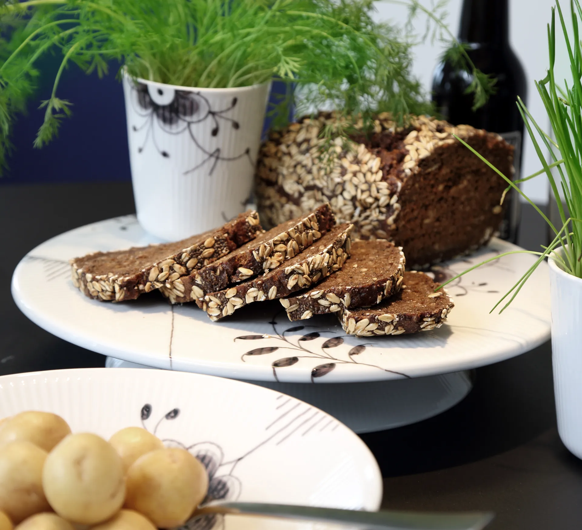 Black Fluted Mega Tortenständer schwarz, Ø 32cm Royal Copenhagen