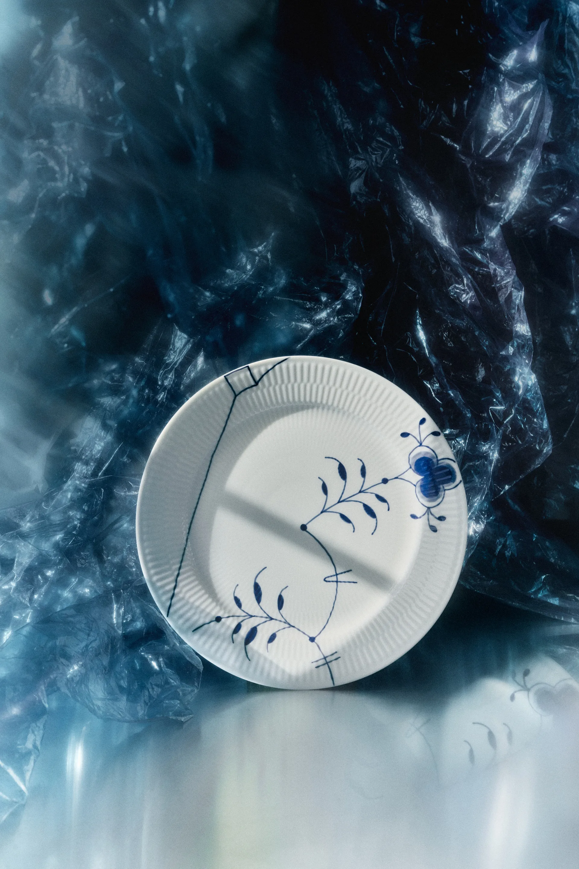 Blue Fluted Mega Limited Edition Teller Ø27 cm, White-blue Royal Copenhagen