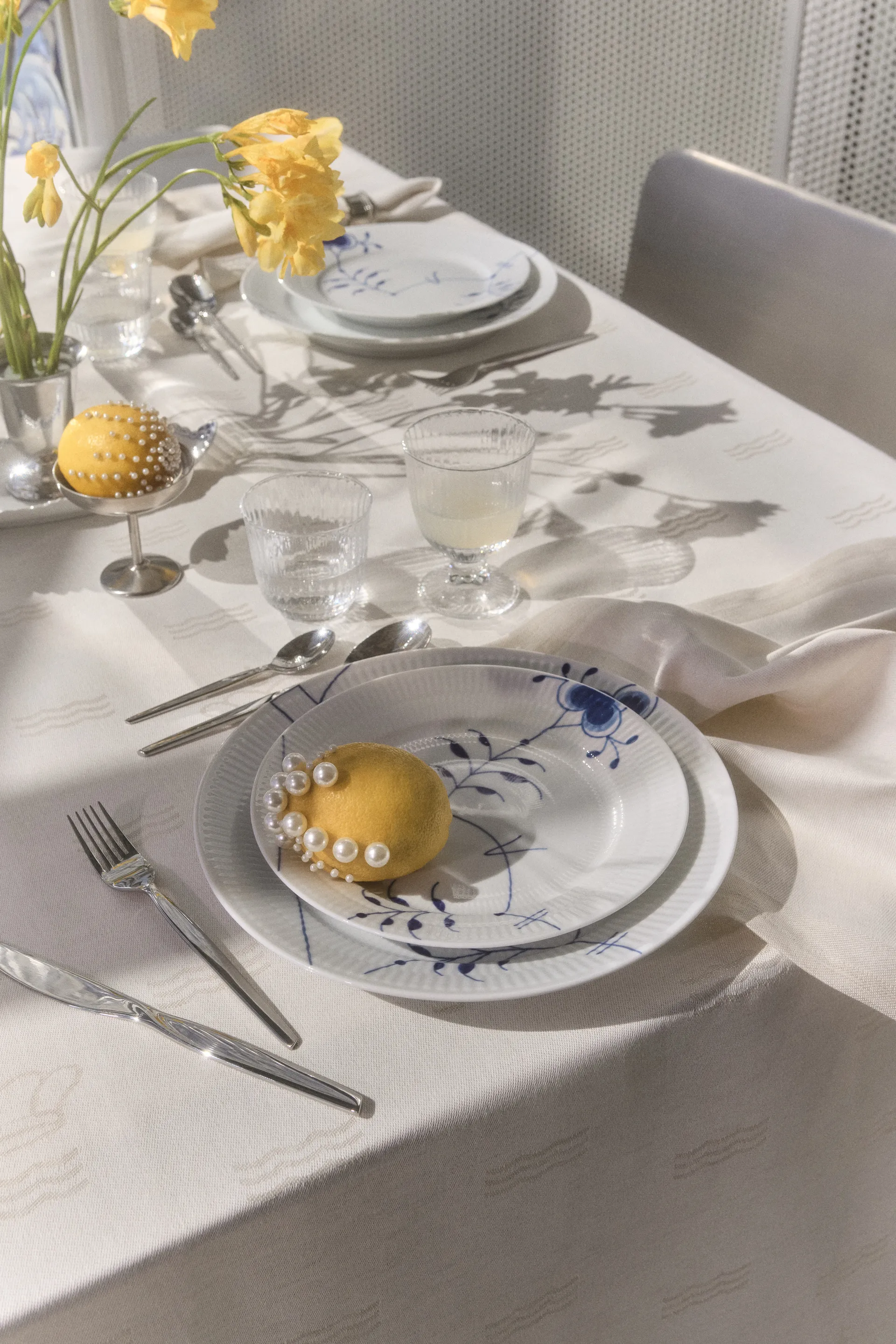 Blue Fluted Mega Limited Edition Teller Ø27 cm, White-blue Royal Copenhagen