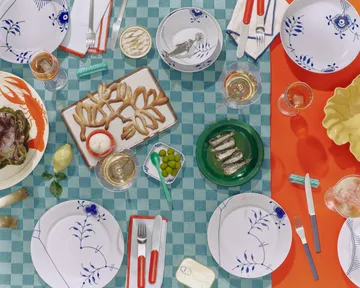 Blue Fluted Mega Limited Edition Teller Ø27 cm - White-blue - Royal Copenhagen