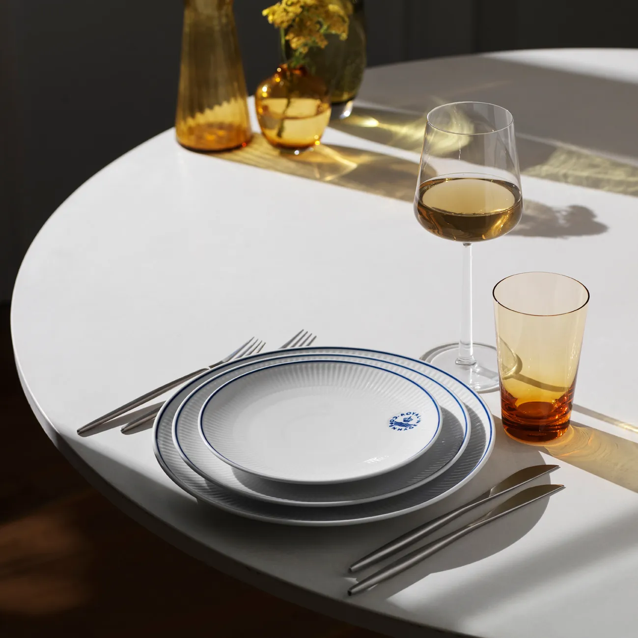 Blueline coupe Teller Ø23cm, Weiß-blau Royal Copenhagen