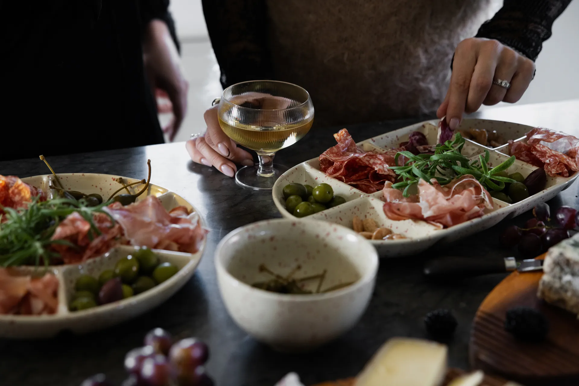 Ditte Servierplatte groß 20x36 cm, Beige-Weinrot Sagaform