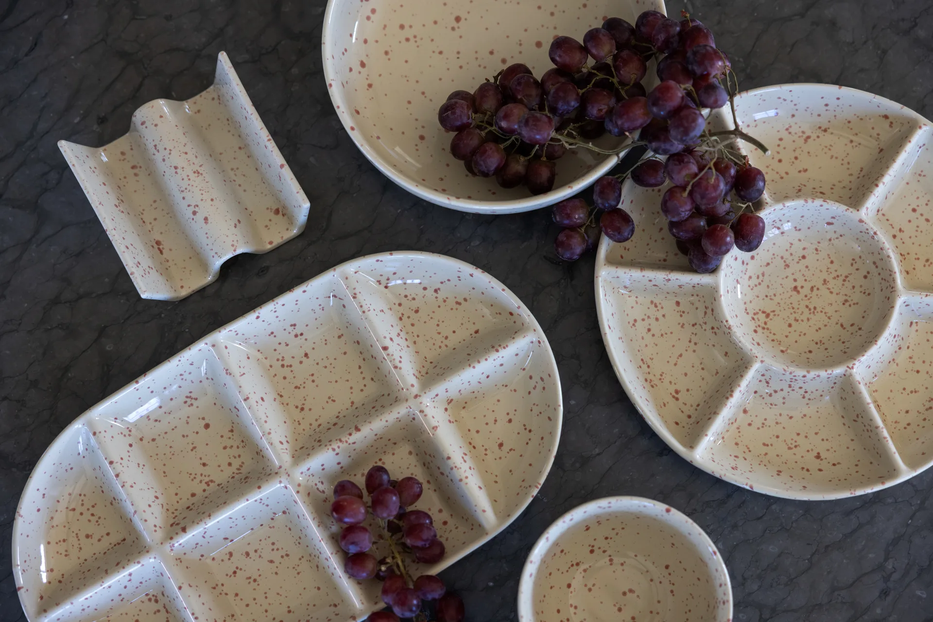 Ditte Servierplatte groß 20x36 cm, Beige-Weinrot Sagaform