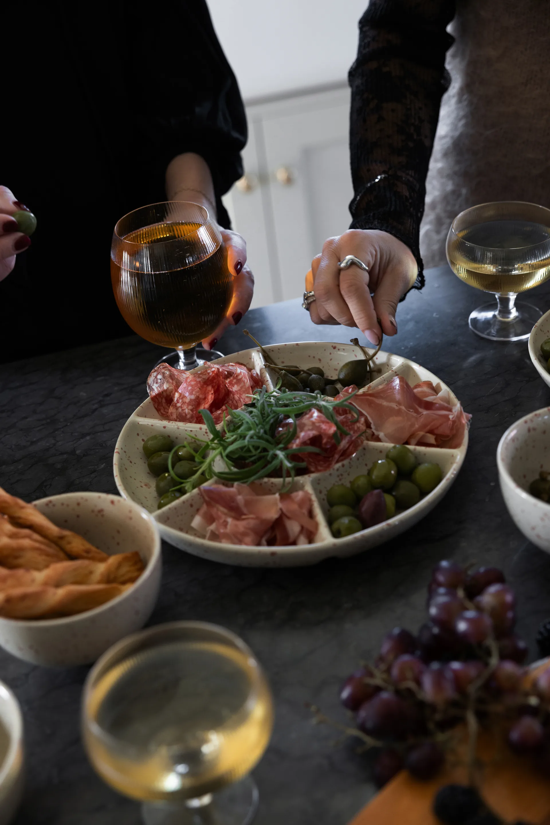 Ditte Servierteller, Beige-Weinrot Sagaform