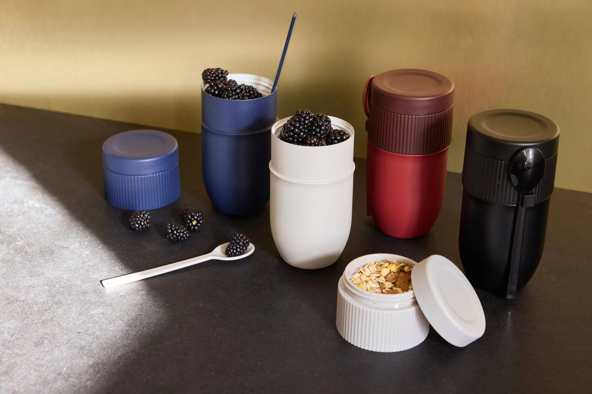 Ted Thermos-Joghurtbecher mit Löffel, Blau Pantone 2379C, 32 cl Sagaform