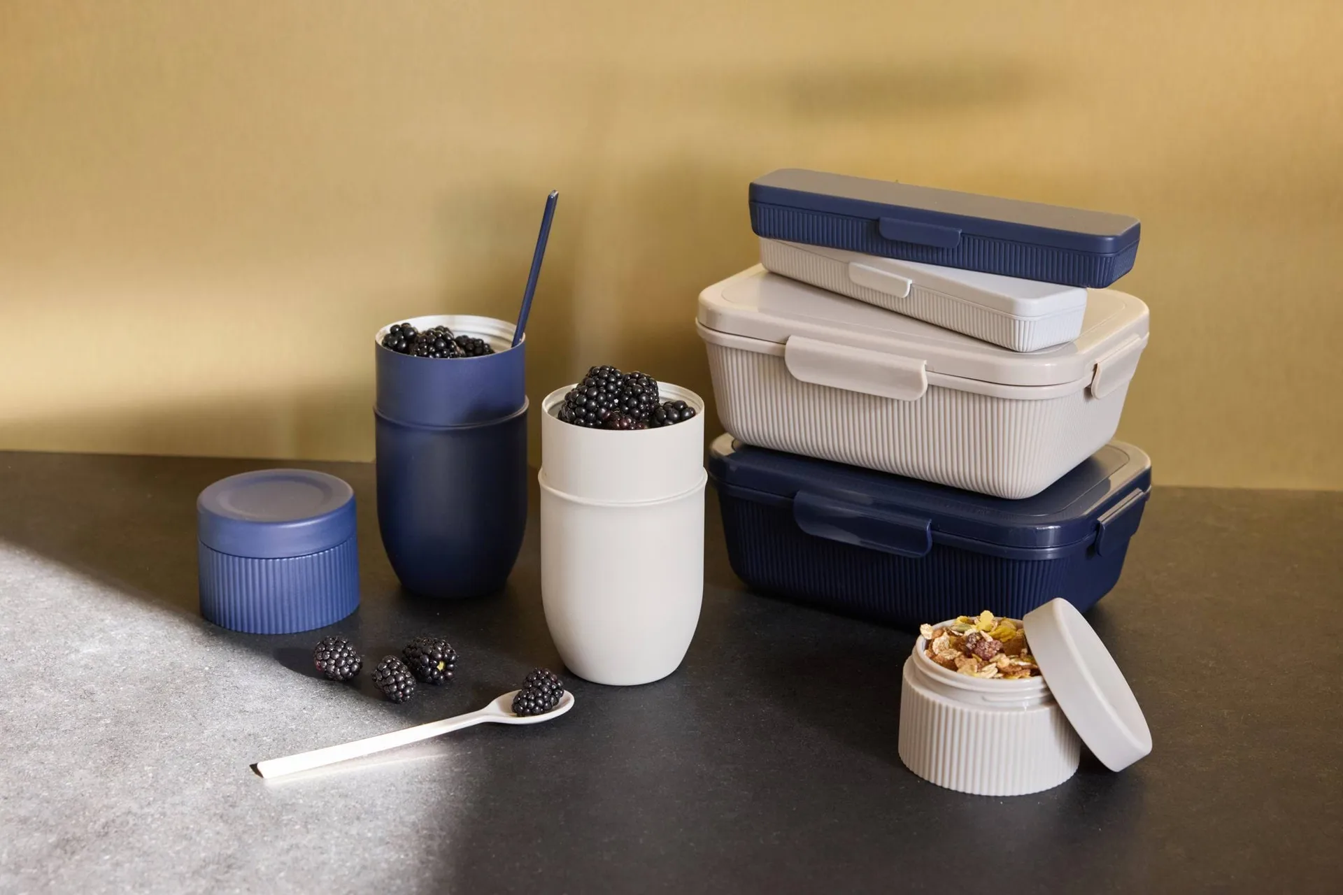 Ted Thermos-Joghurtbecher mit Löffel, Blau Pantone 2379C, 32 cl Sagaform