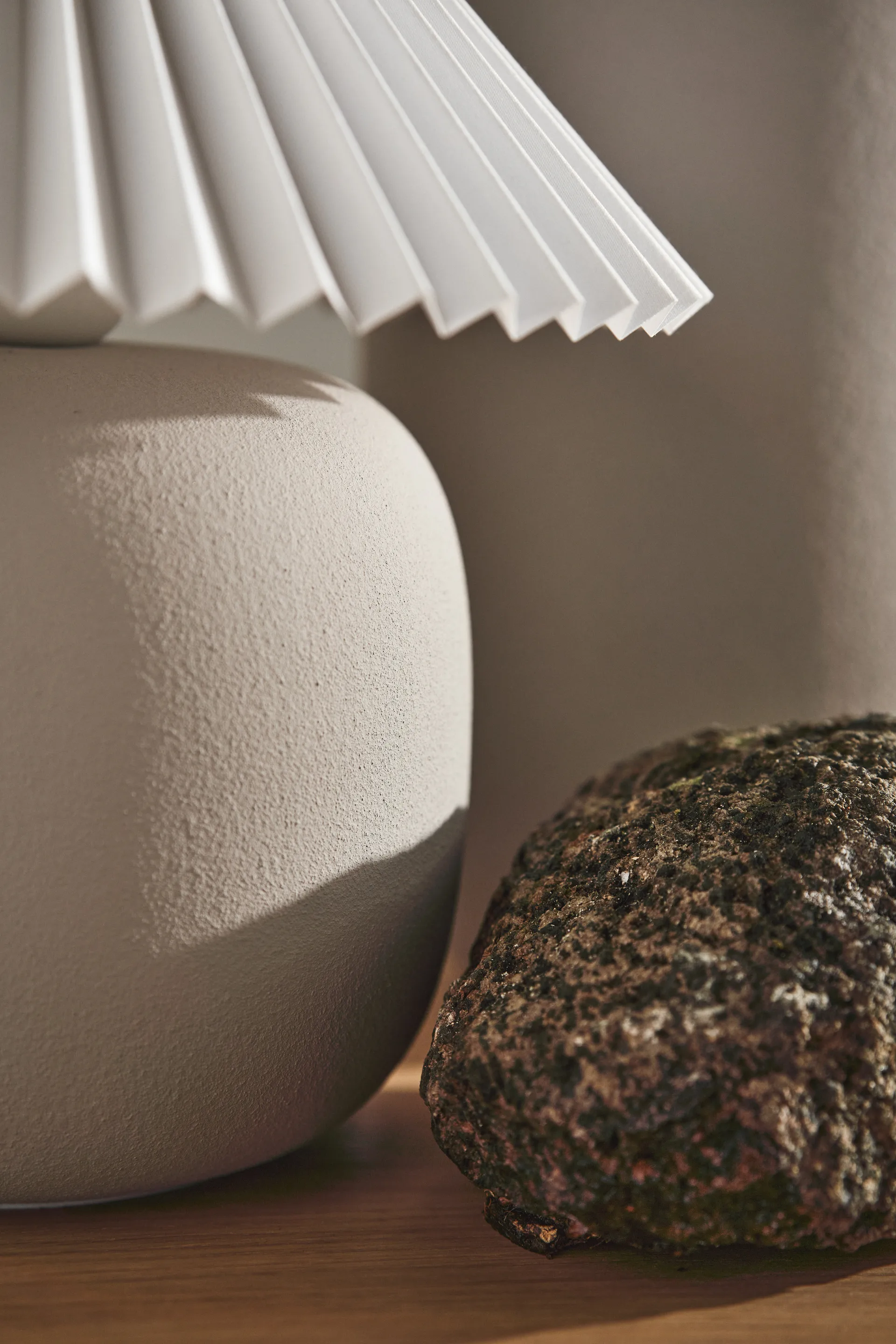 Boulder Tischleuchte 29 cm beige-pleated white,  Scandi Living