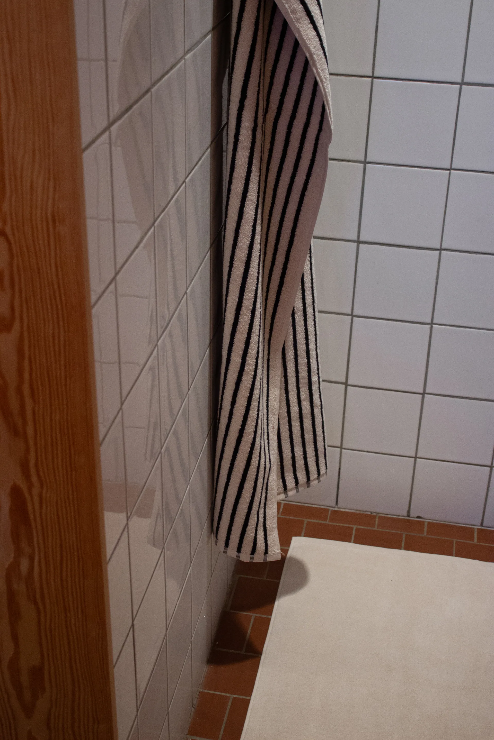 Drift Badetuch 100x150 cm, Weiß-Schwarz Scandi Living