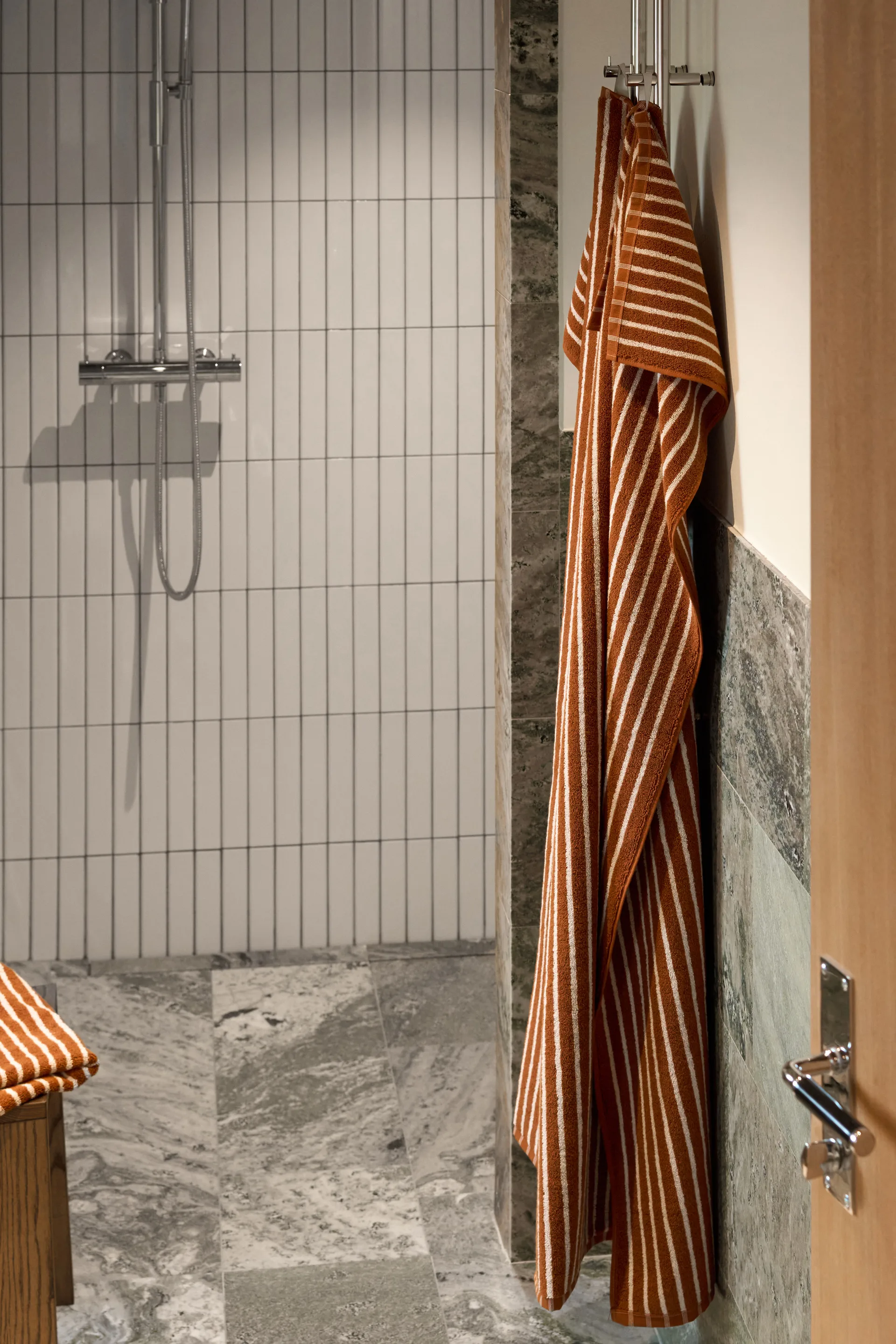 Drift Badetuch 70x140 cm, Braun-weiß Scandi Living