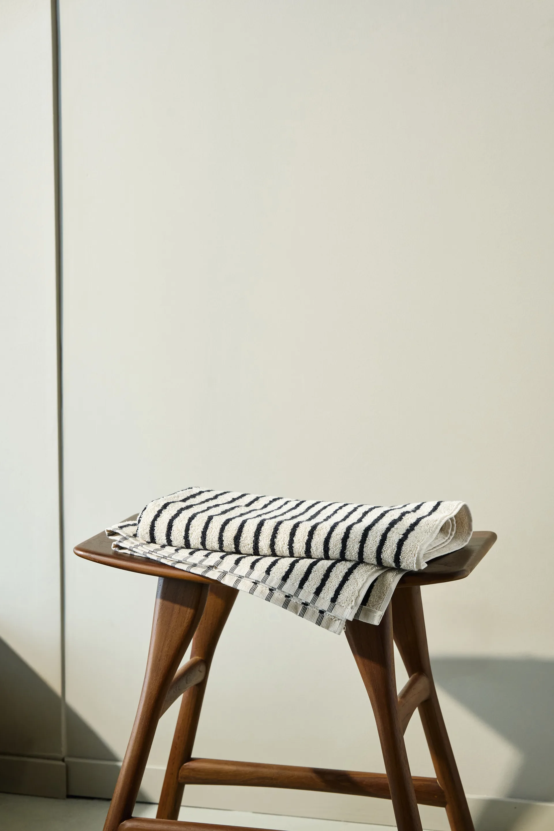 Drift Badetuch 70x140 cm, Weiß-schwarz Scandi Living