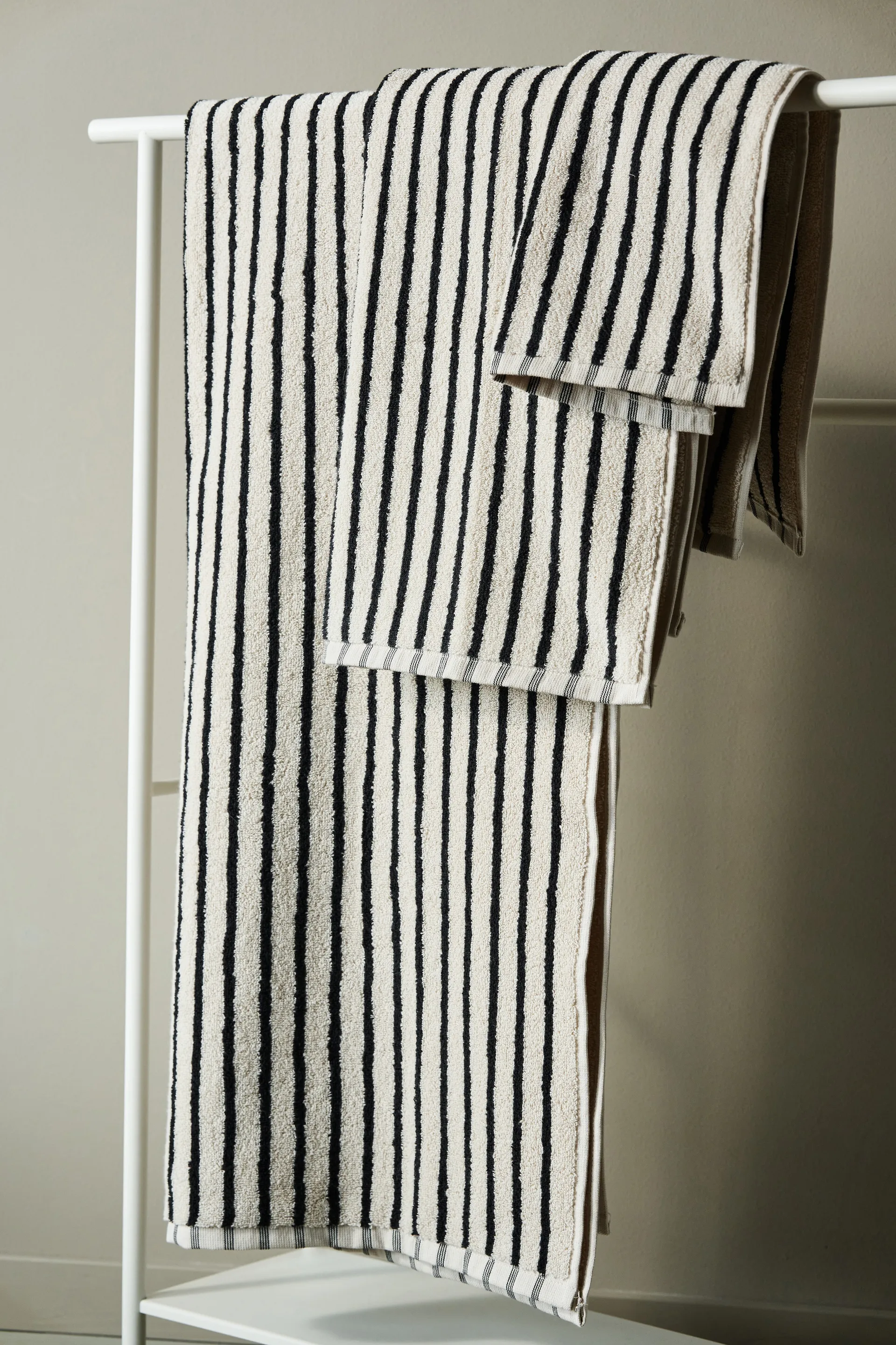 Drift Handtuch 30x50 cm, Weiß-schwarz Scandi Living