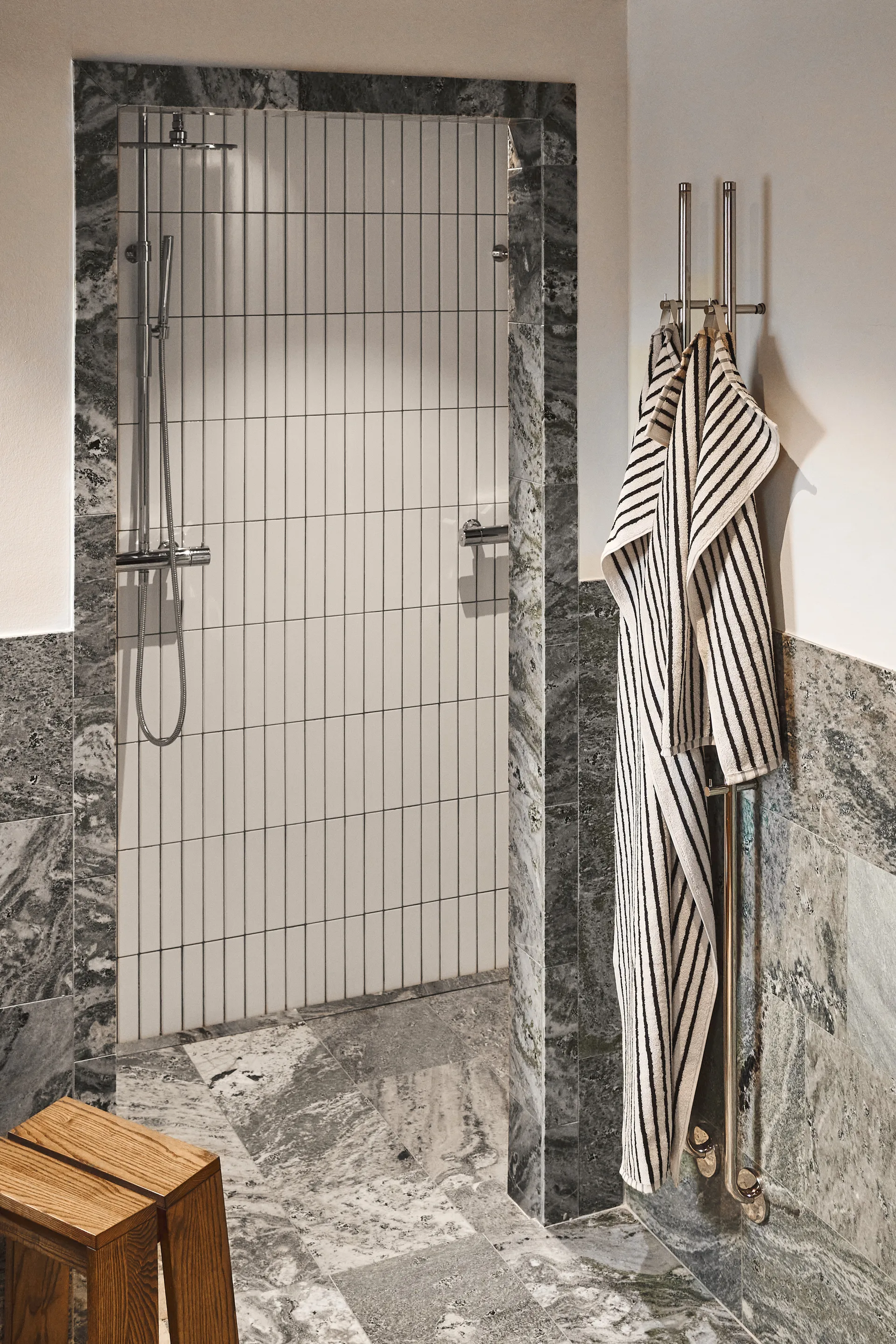 Drift Handtuch-Set 4 Teile - Weiß-schwarz Scandi Living