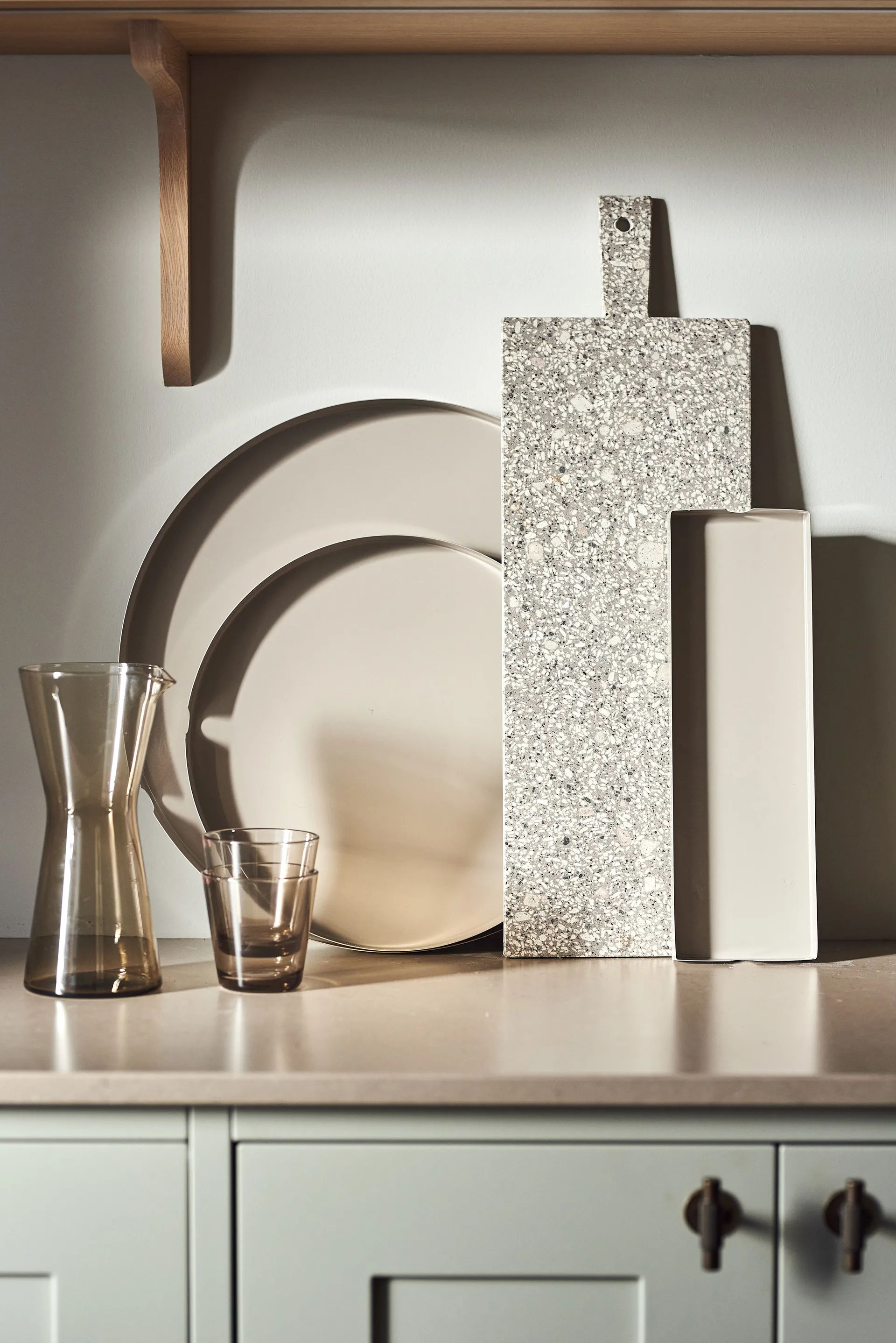 Edgy Tablett Ø30cm, Greige Scandi Living