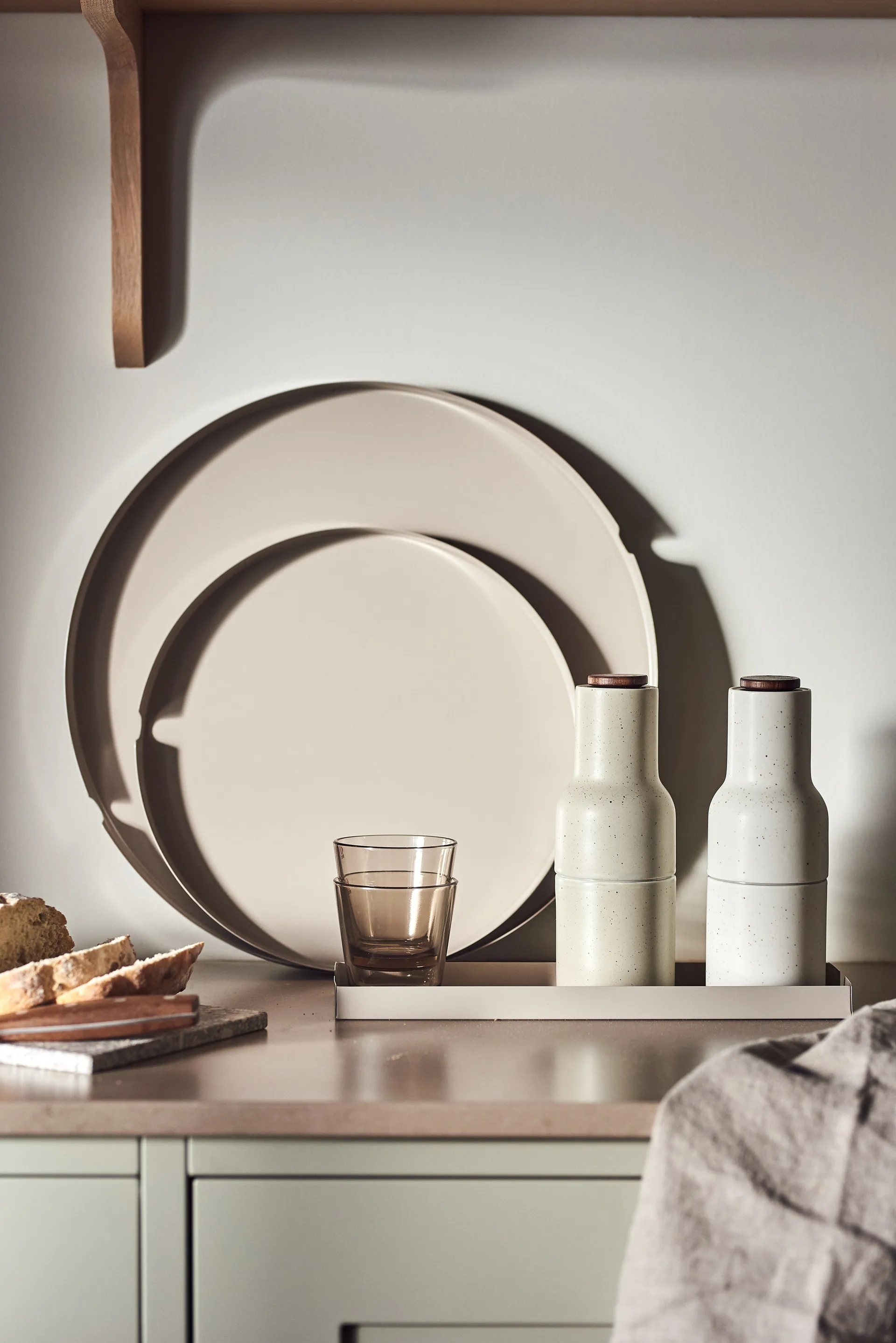 Edgy Tablett Ø30cm, Greige Scandi Living