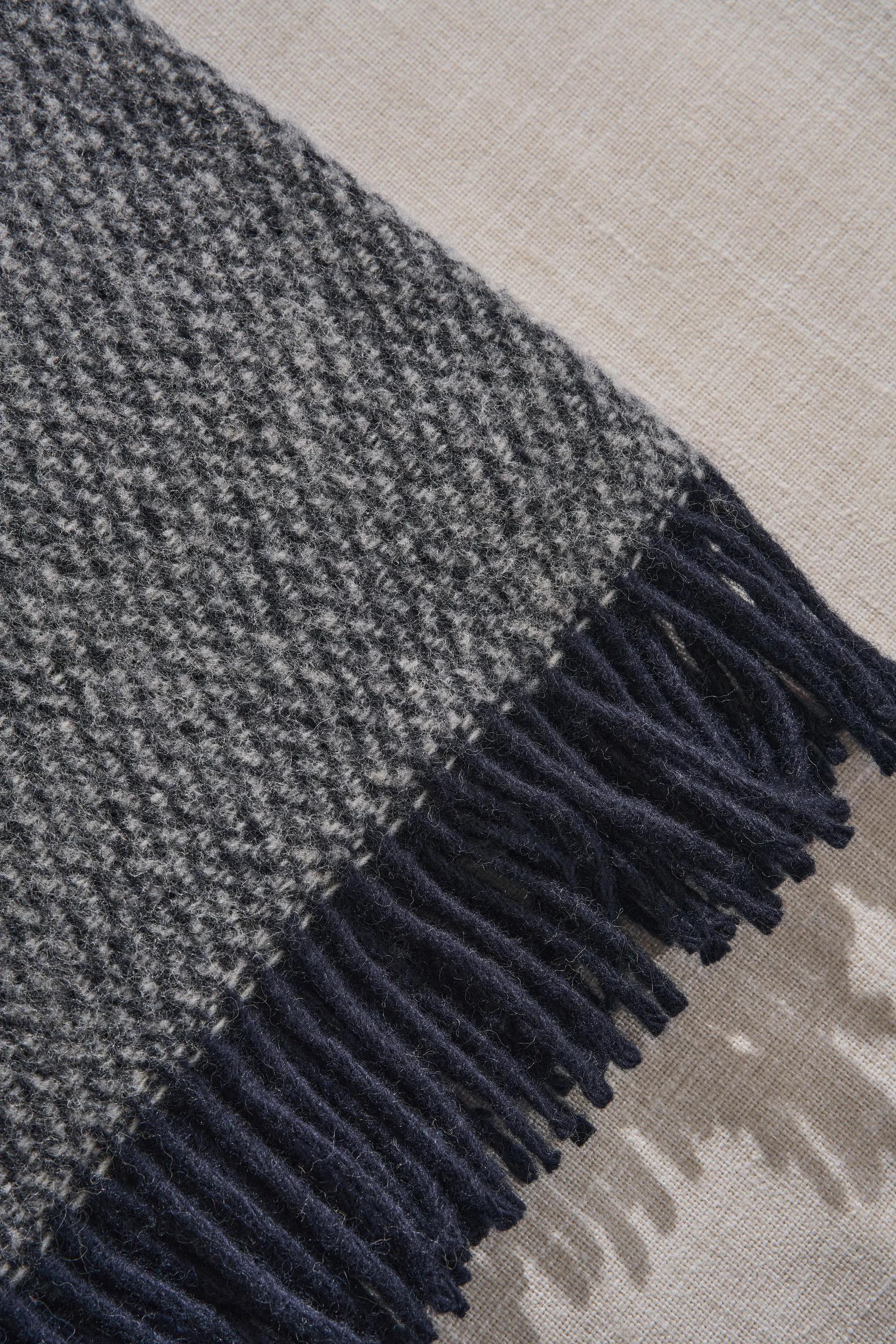 Sandstone Wolldecke 130 x 180cm, Indigo blau Scandi Living