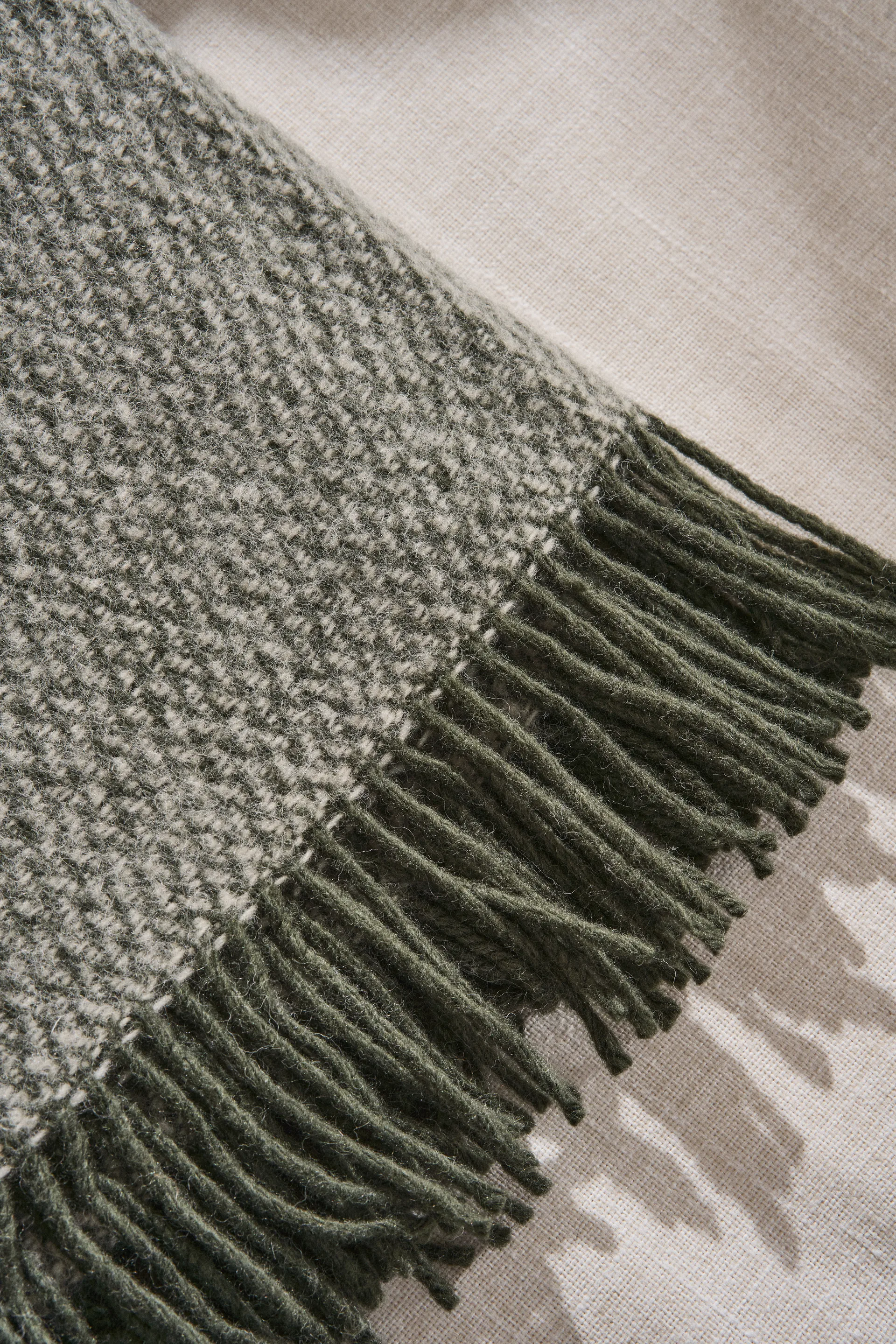 Sandstone Wolldecke 130 x 180cm, Khaki grün Scandi Living