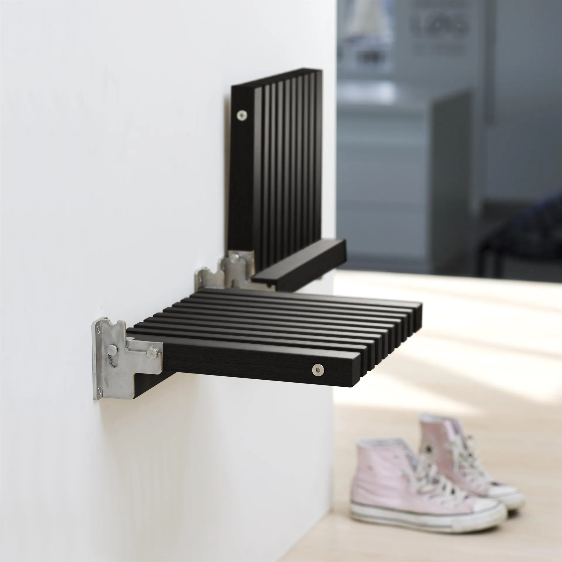 Cutter Wandstuhl, Eiche schwarz lackiert Skagerak