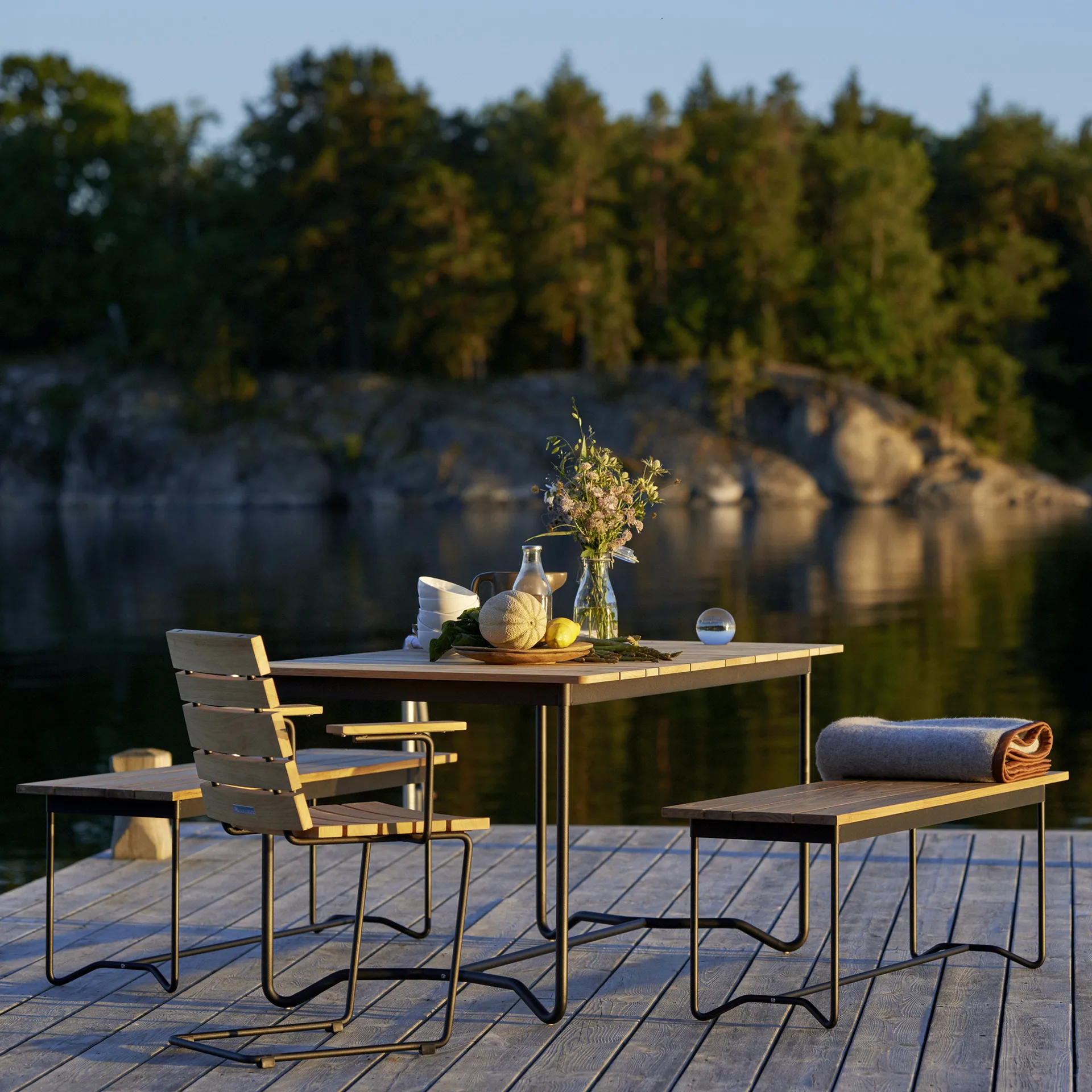 Grinda Tisch, Teak, small, schwarzes Gestell Skargaarden