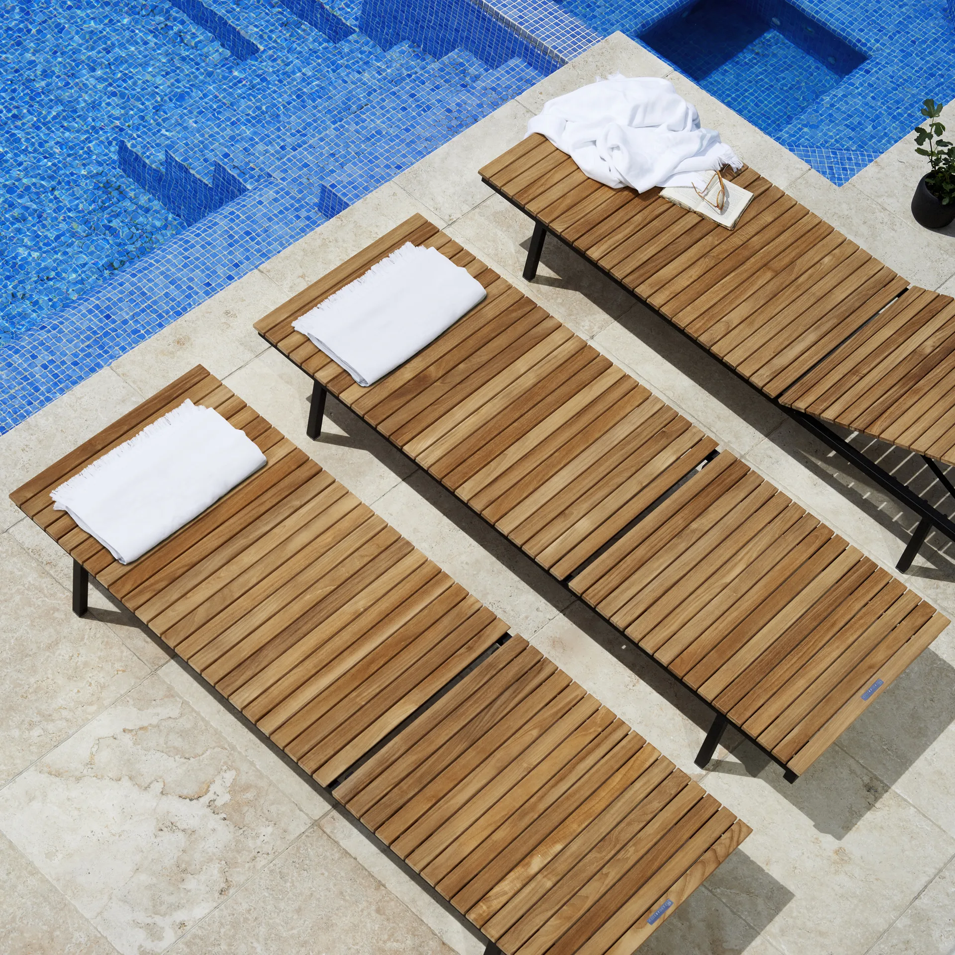 Häringe Sonnenliege, Sunbrella Natté Nature Grey-Teak-Schwarz Skargaarden