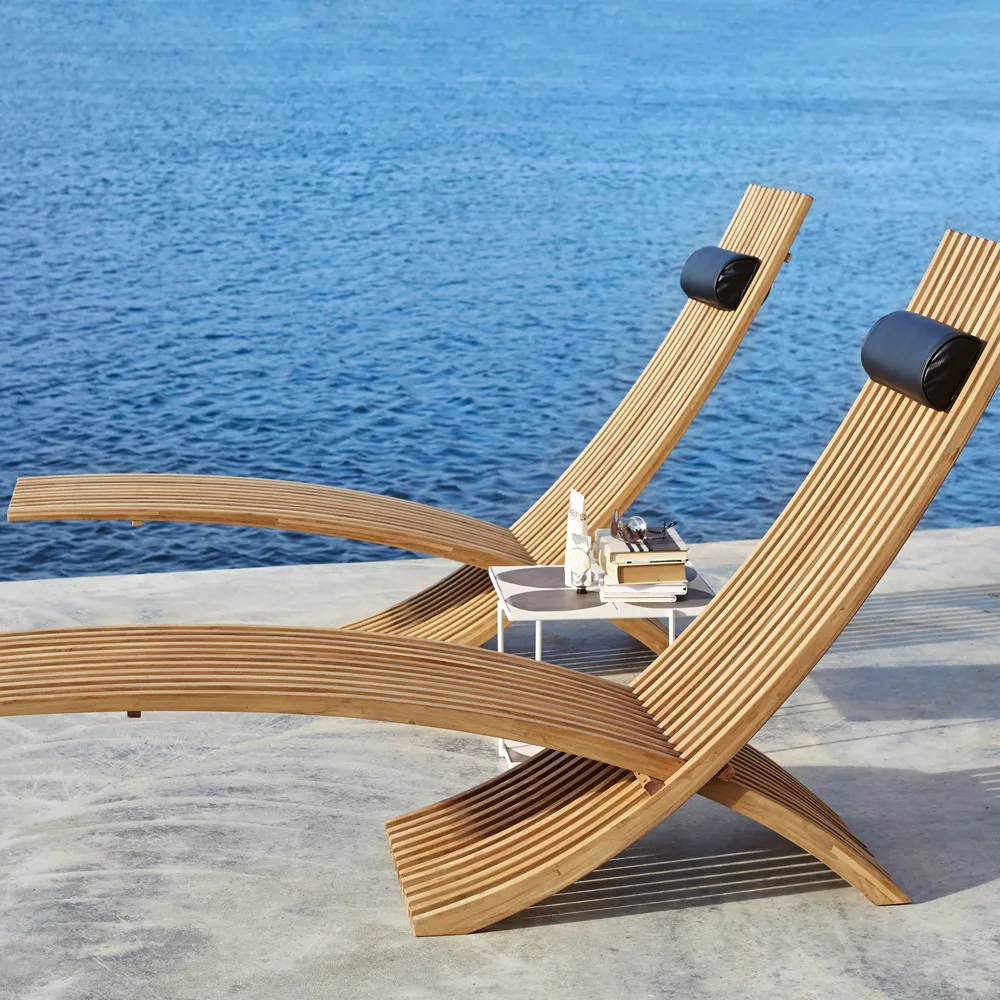 Nozib Liegestuhl, Teak, schwarze Nackenstütze aus Leder Skargaarden