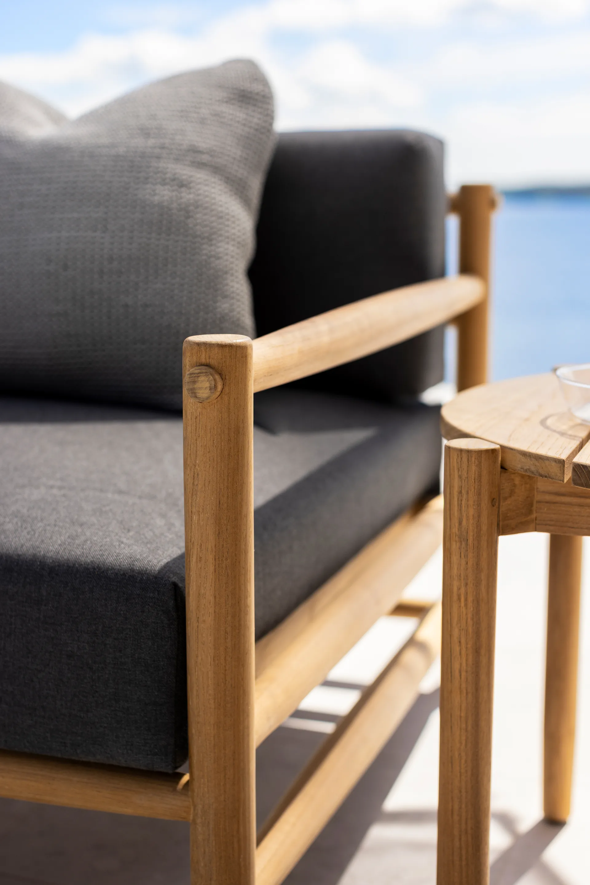 Saltholm Lounge-Sessel Teak- Kissen graubraun Skargaarden